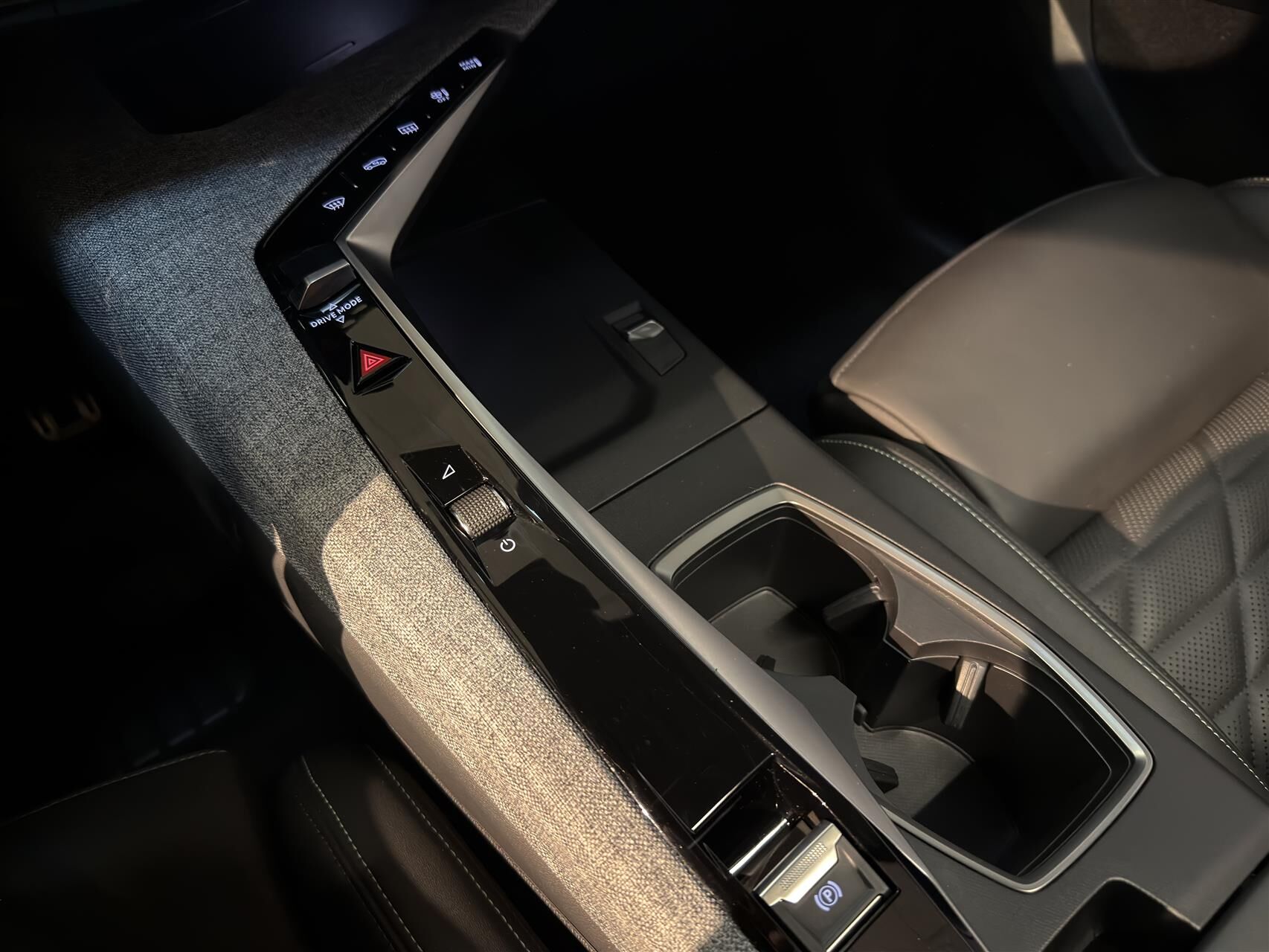 Billede af Peugeot e-3008 EL GT Pack 210HK 5d Aut.