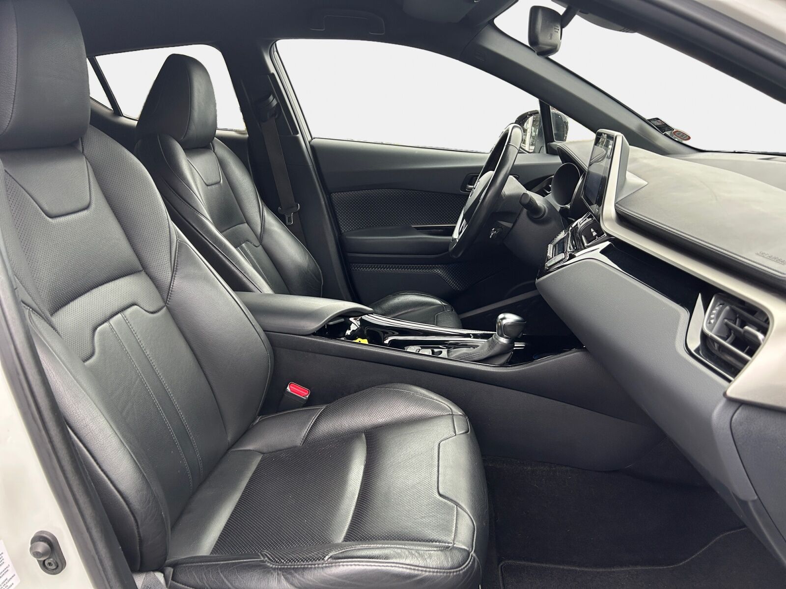 Billede af Toyota C-HR 1,8 Hybrid Premium Selected Bi-tone Multidrive S 122HK 5d Aut.