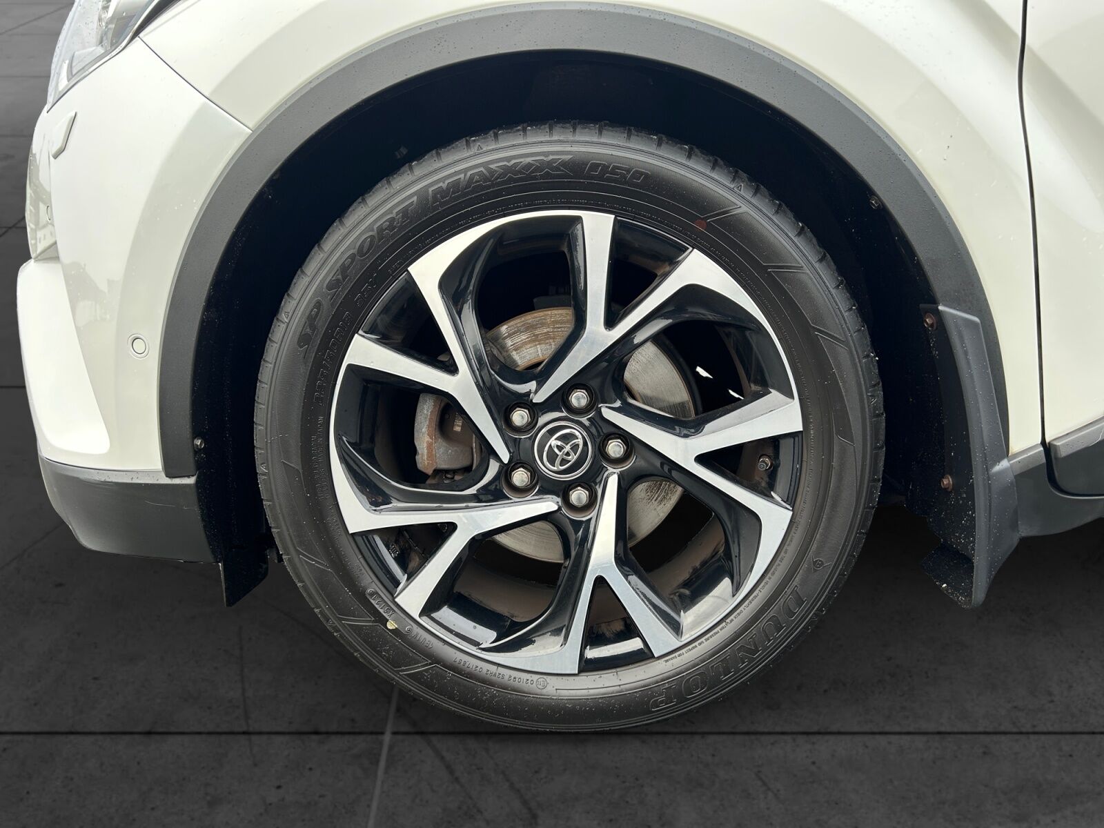 Billede af Toyota C-HR 1,8 Hybrid Premium Selected Bi-tone Multidrive S 122HK 5d Aut.