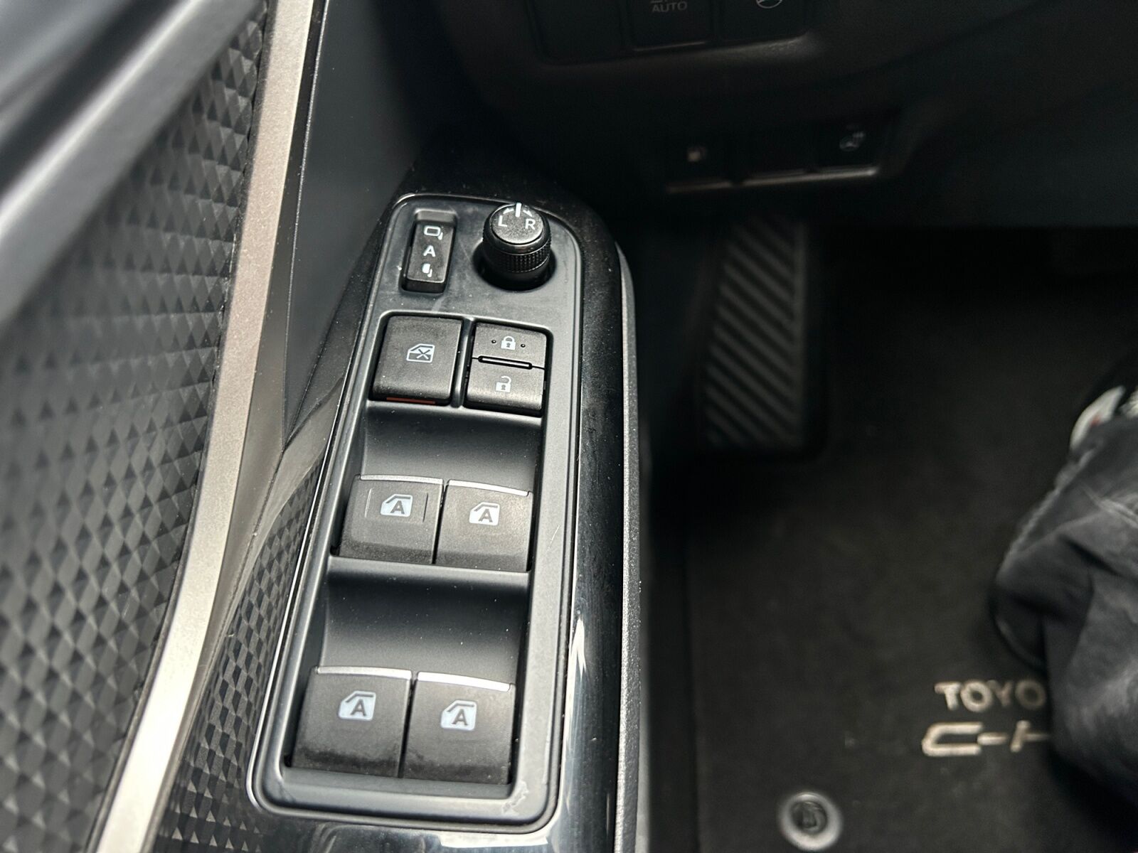 Billede af Toyota C-HR 1,8 Hybrid Premium Selected Bi-tone Multidrive S 122HK 5d Aut.