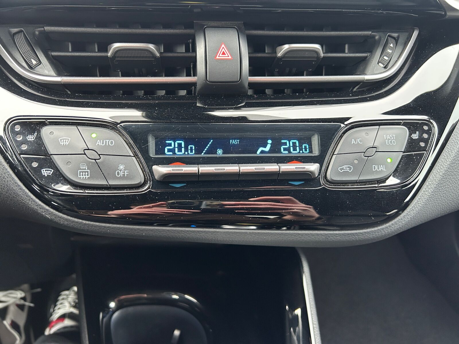 Billede af Toyota C-HR 1,8 Hybrid Premium Selected Bi-tone Multidrive S 122HK 5d Aut.