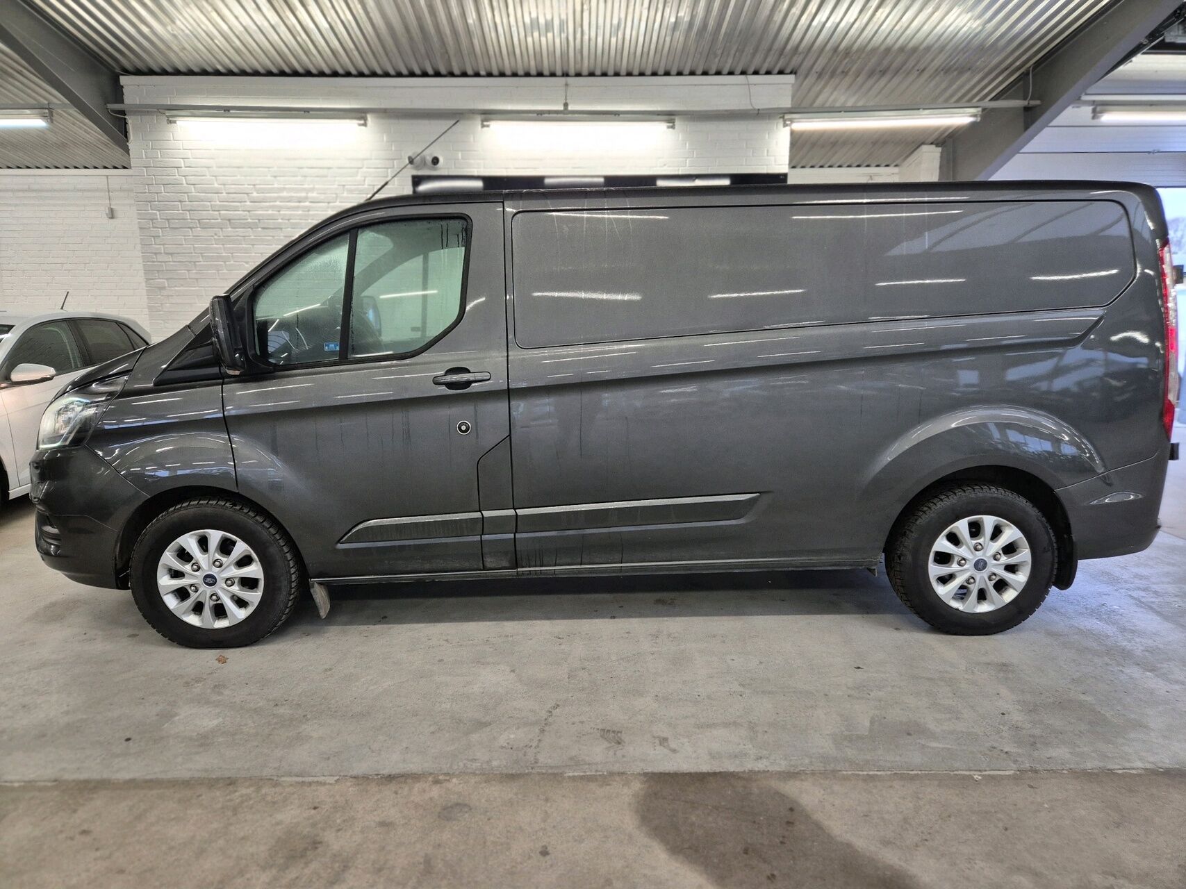 Billede af Ford Transit Custom 300 L2H1 2,0 TDCi Limited 170HK Van 6g Aut.