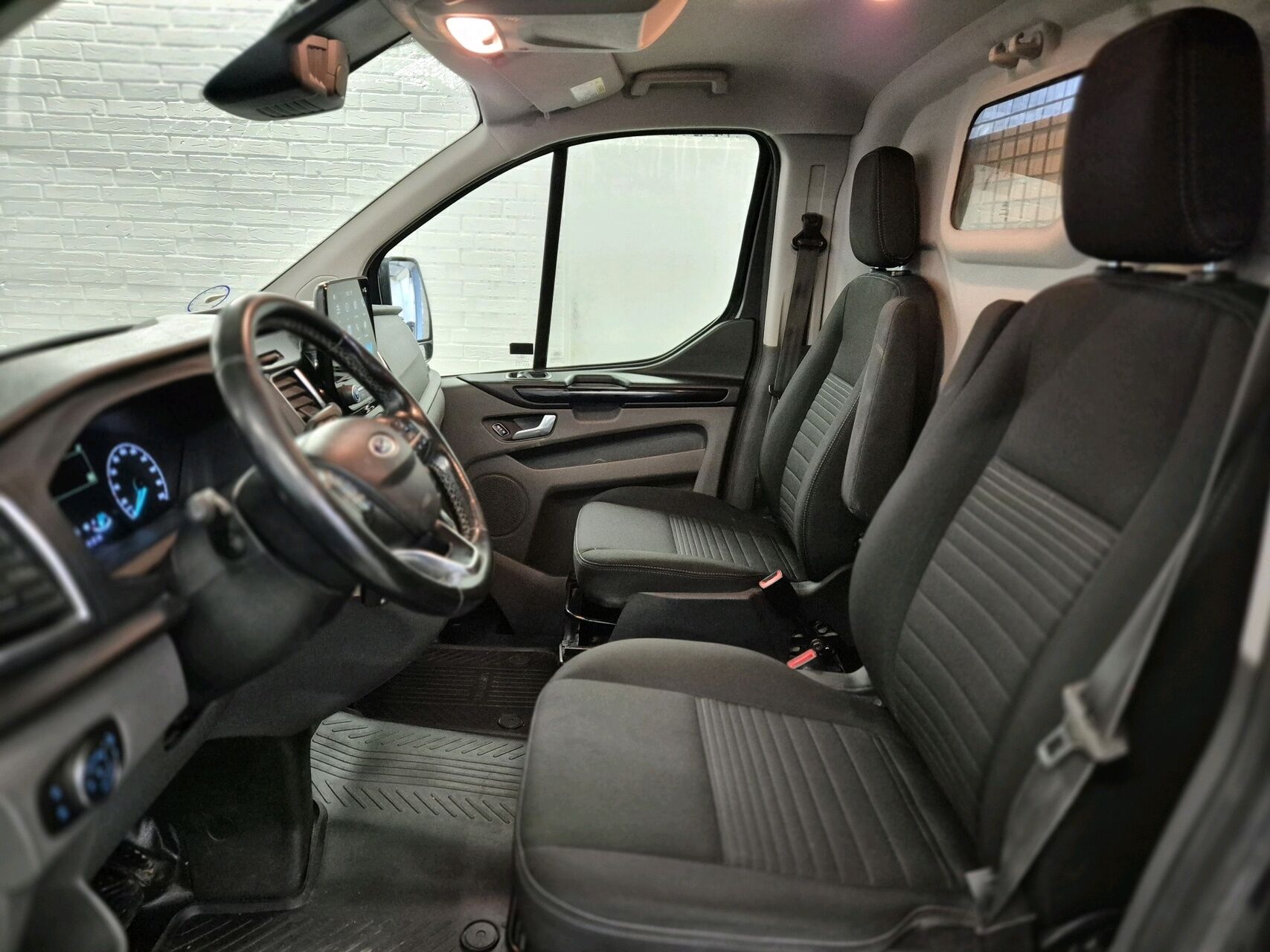 Billede af Ford Transit Custom 300 L2H1 2,0 TDCi Limited 170HK Van 6g Aut.