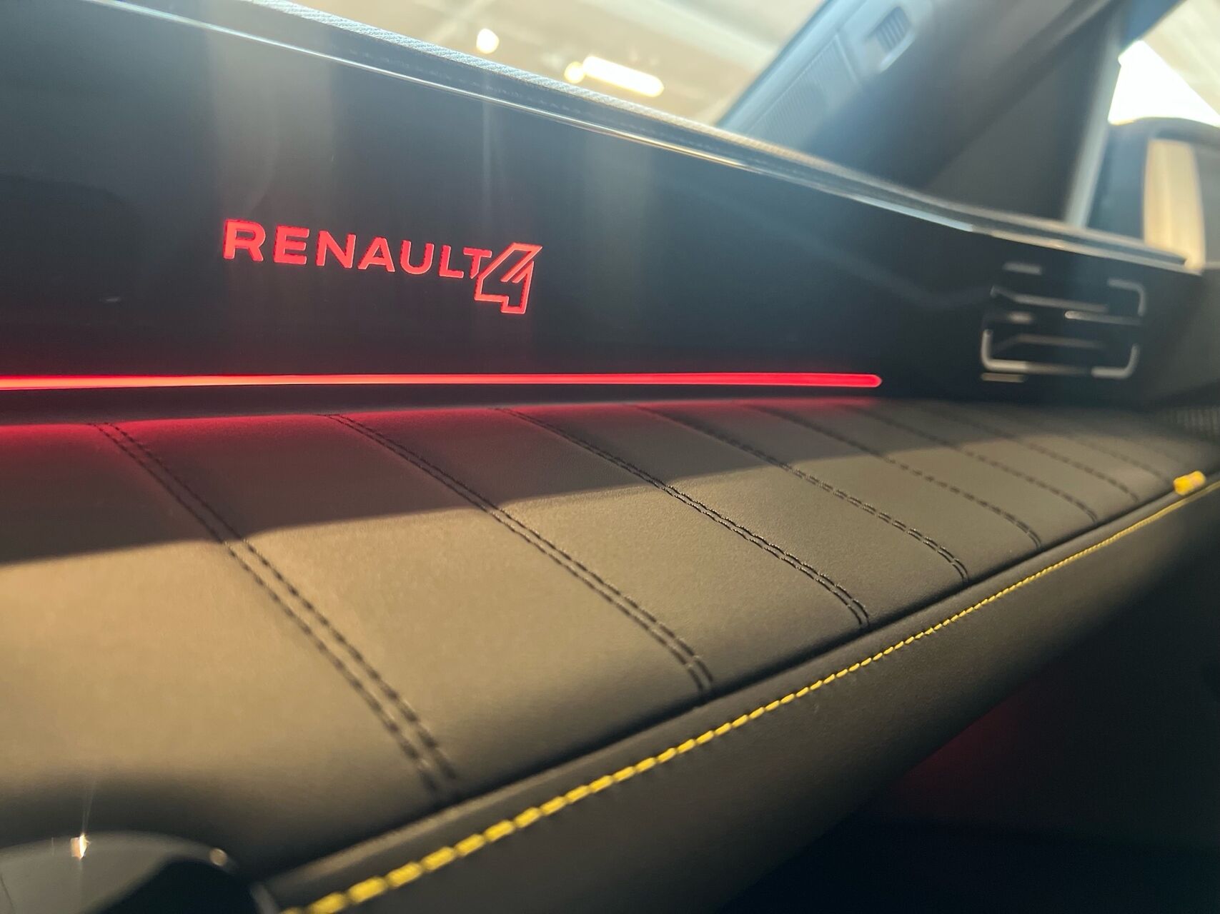 Billede af Renault R4 EL Iconic 150HK 5d Aut.