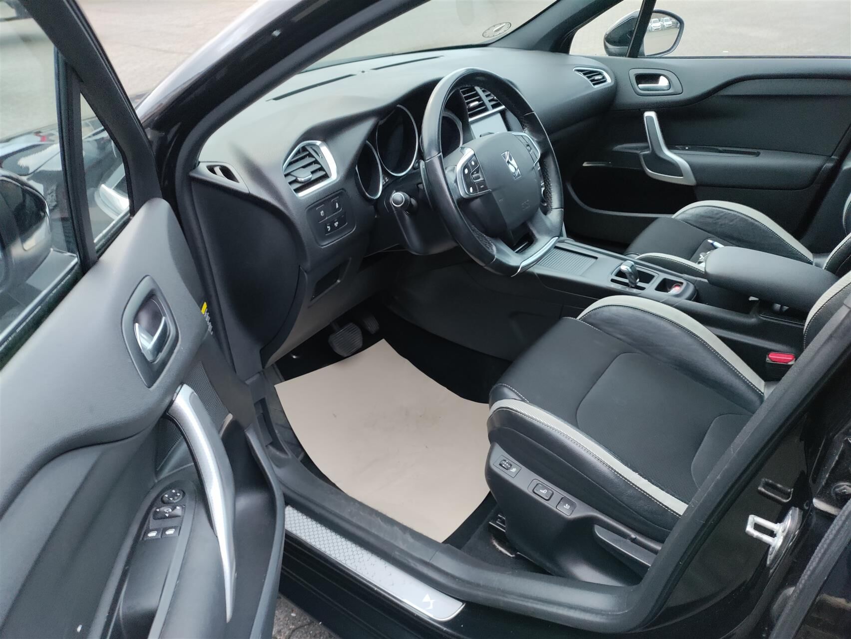 Billede af Citroën DS4 1,6 e-HDi Design E6G 115HK 5d 6g Aut.