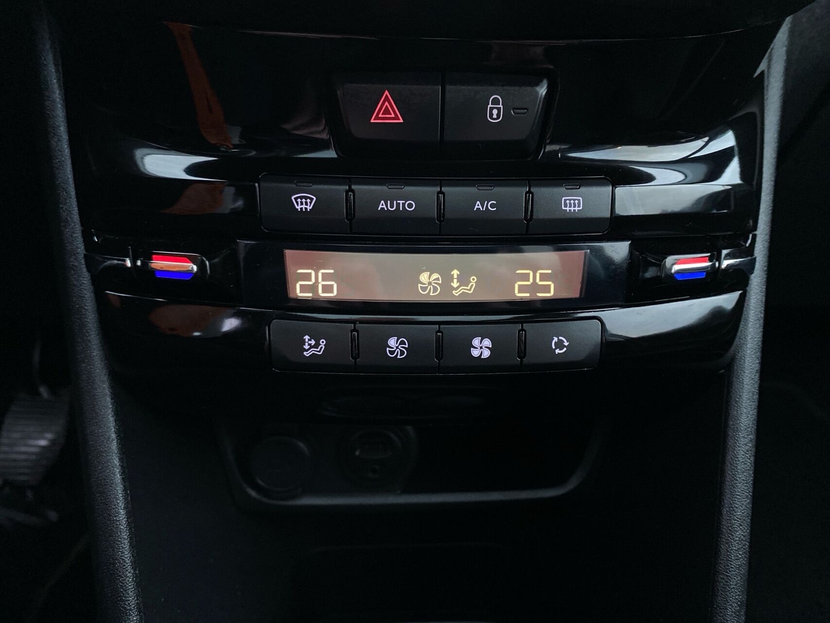 Billede af Peugeot 208 1,6 BlueHDi Desire Sky 100HK 5d