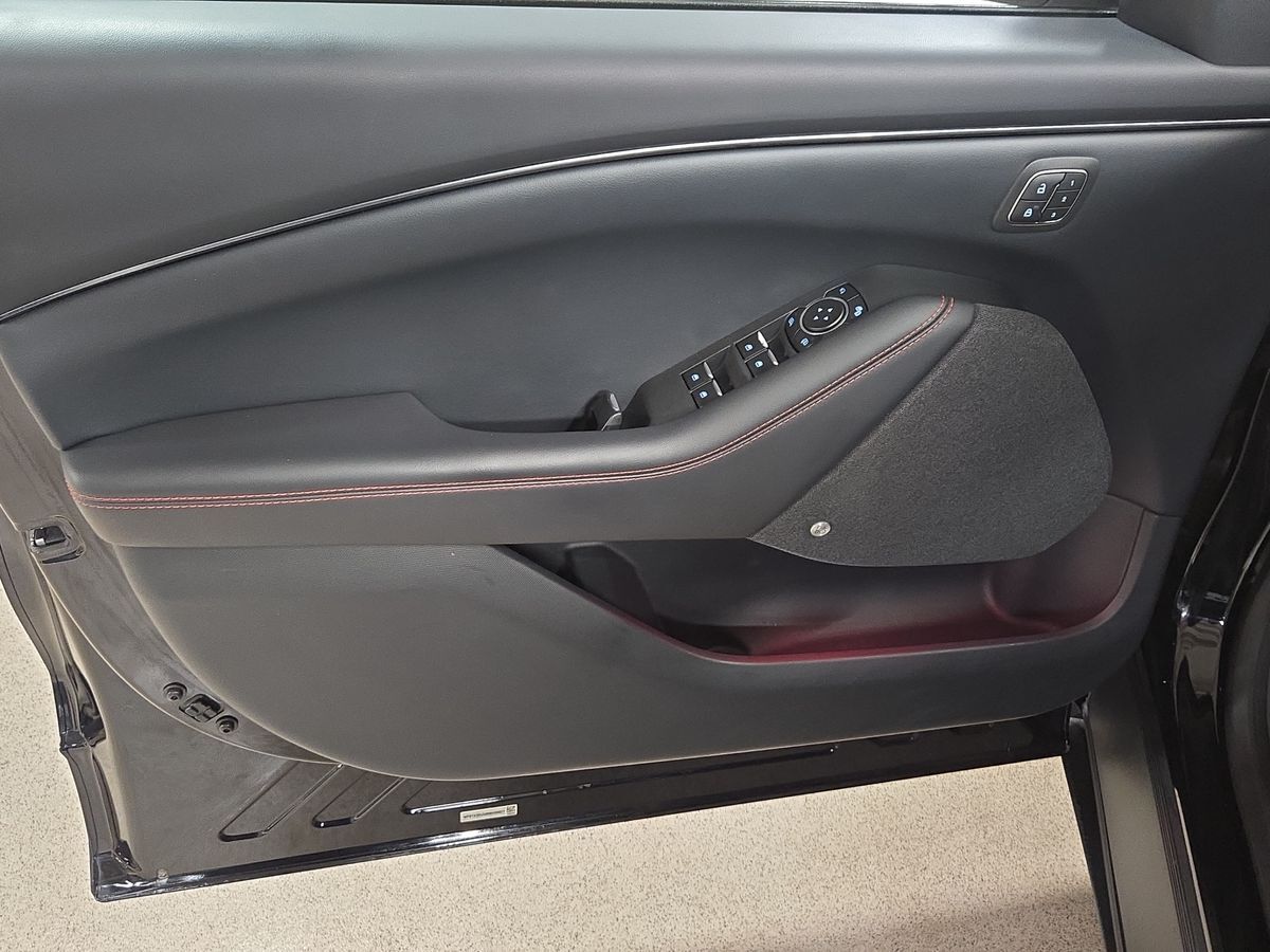 Billede af Ford Mustang Mach-E EL UR AWD 351HK 5d Aut.