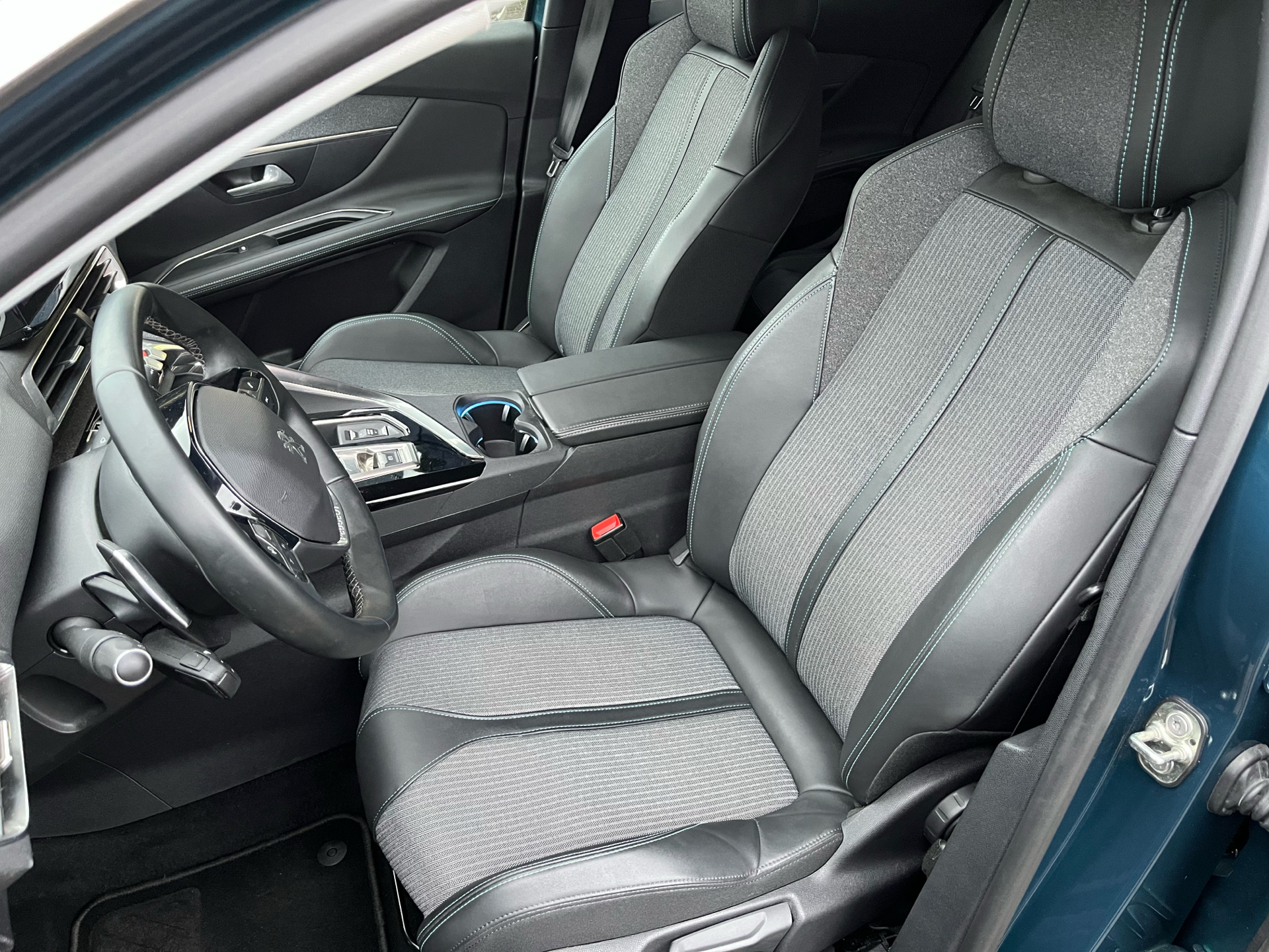 Billede af Peugeot 3008 1,6 PureTech  Plugin-hybrid Allure Pack EAT8 225HK 5d 8g Aut.