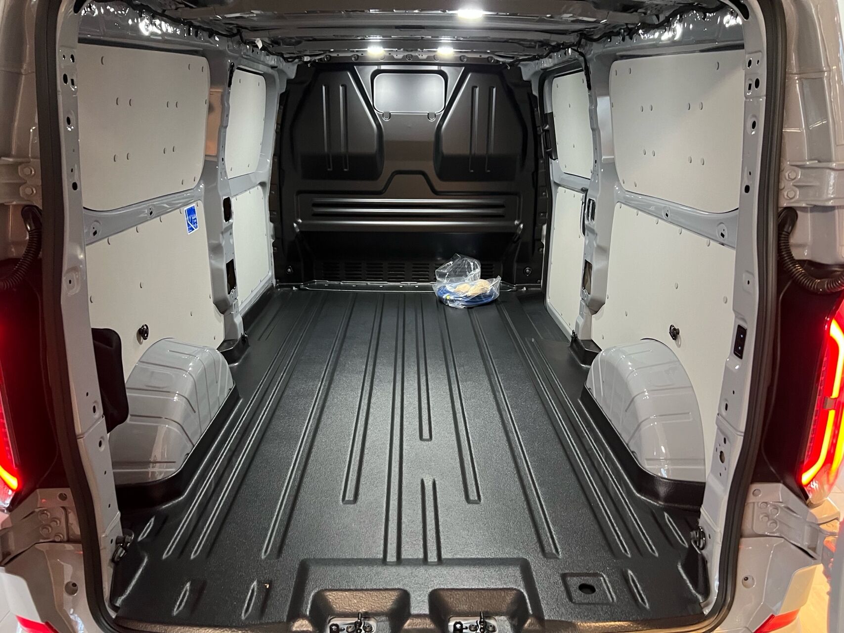 Billede af Ford E-Transit Custom 340 L2H1 EL Limited 218HK Van Aut.