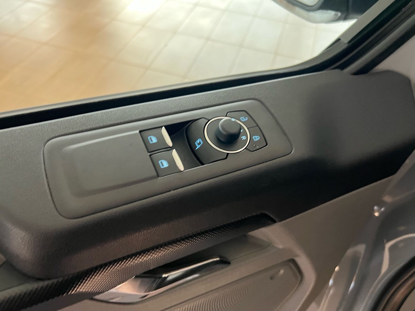 Billede af Ford E-Transit Custom 340 L2H1 EL Limited 218HK Van Aut.