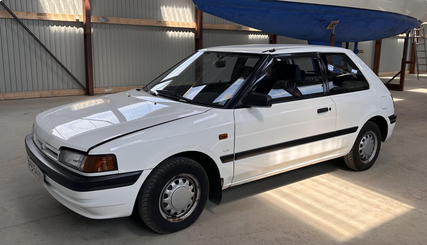 Billede af Mazda 323 1,3 i LX 73HK 3d