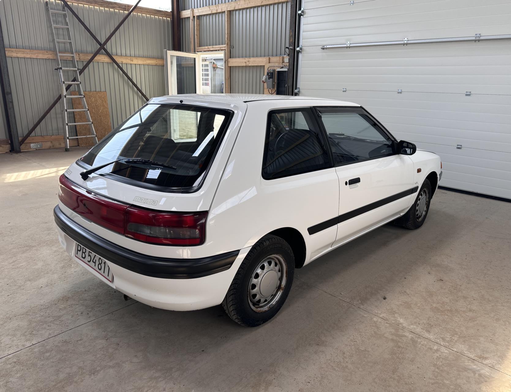 Billede af Mazda 323 1,3 i LX 73HK 3d