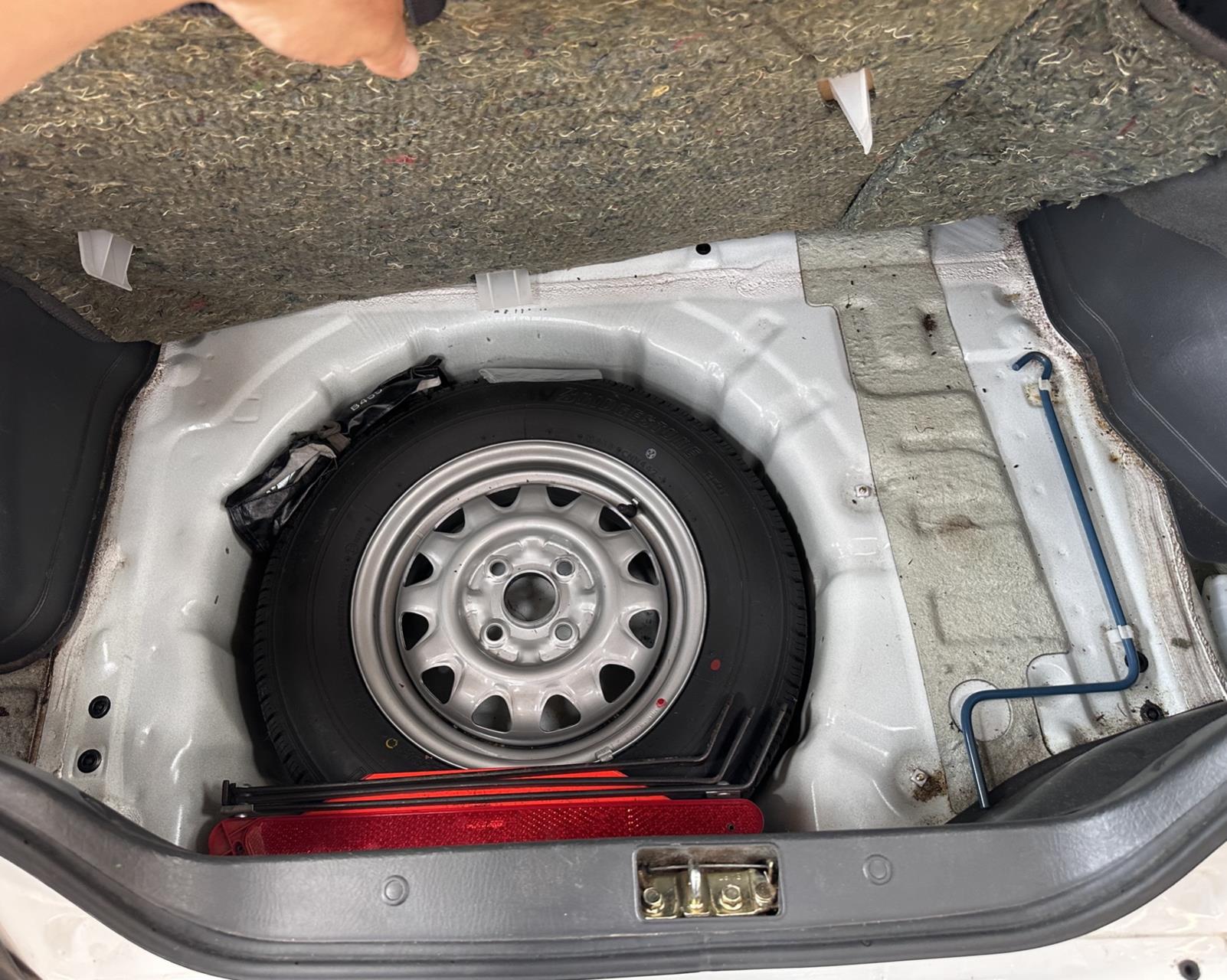 Billede af Mazda 323 1,3 i LX 73HK 3d