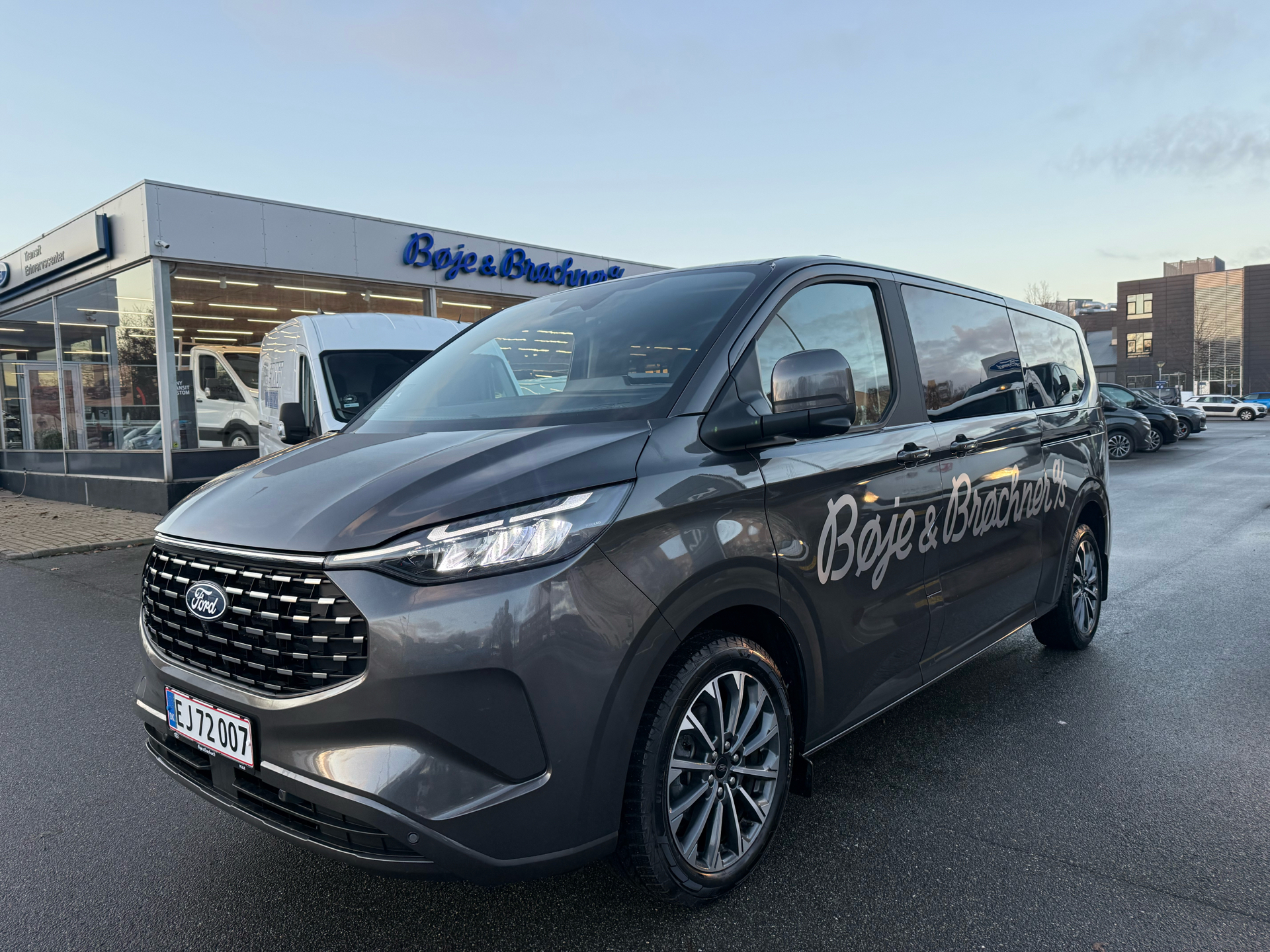 Billede af Ford Tourneo Custom 340 L2H1 2,5 Plugin-hybrid Titanium X CVT 233HK Aut.