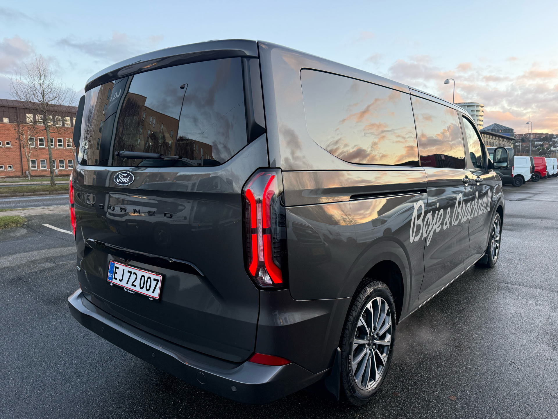 Billede af Ford Tourneo Custom 340 L2H1 2,5 Plugin-hybrid Titanium X CVT 233HK Aut.