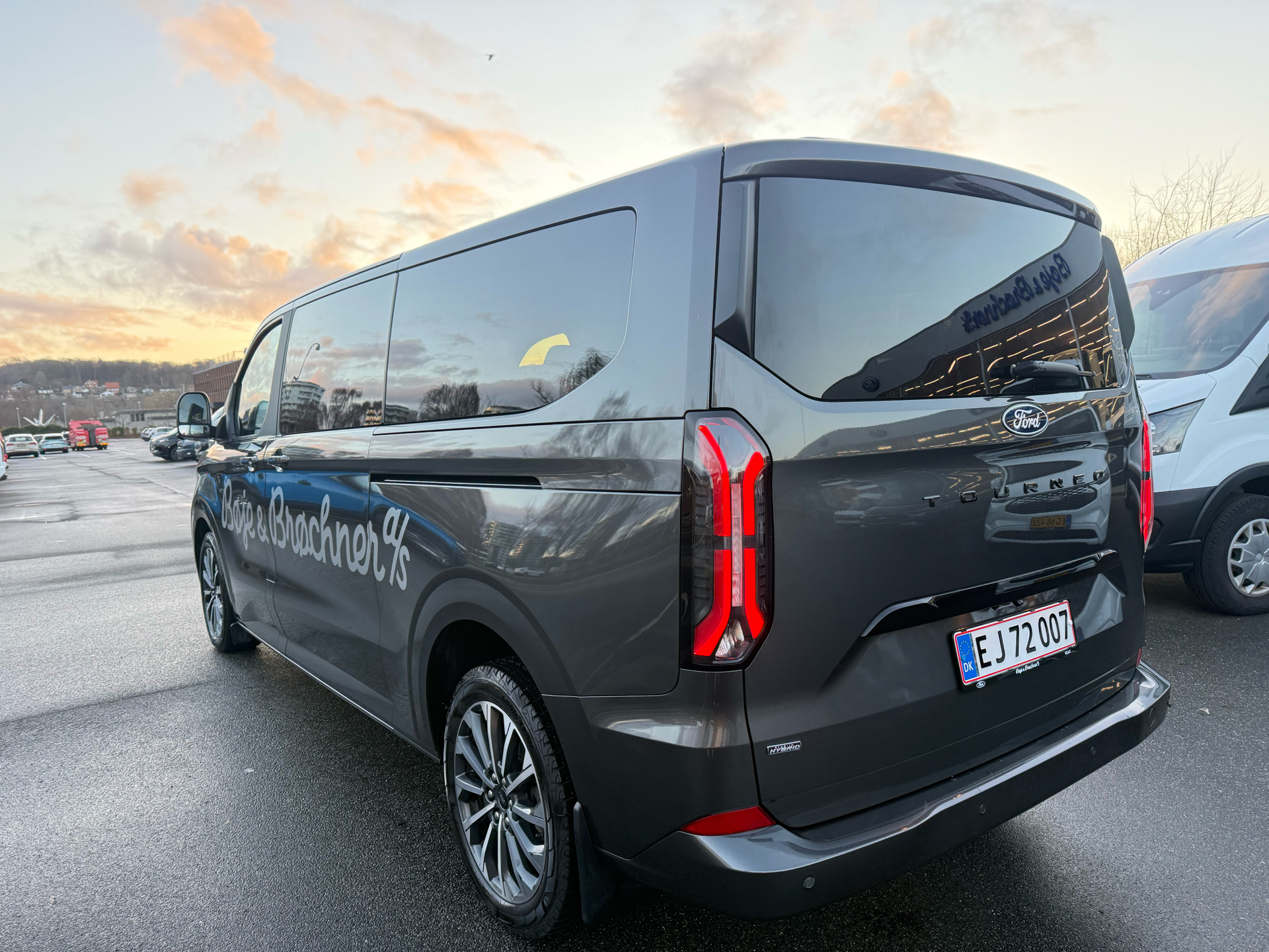 Billede af Ford Tourneo Custom 340 L2H1 2,5 Plugin-hybrid Titanium X CVT 233HK Aut.