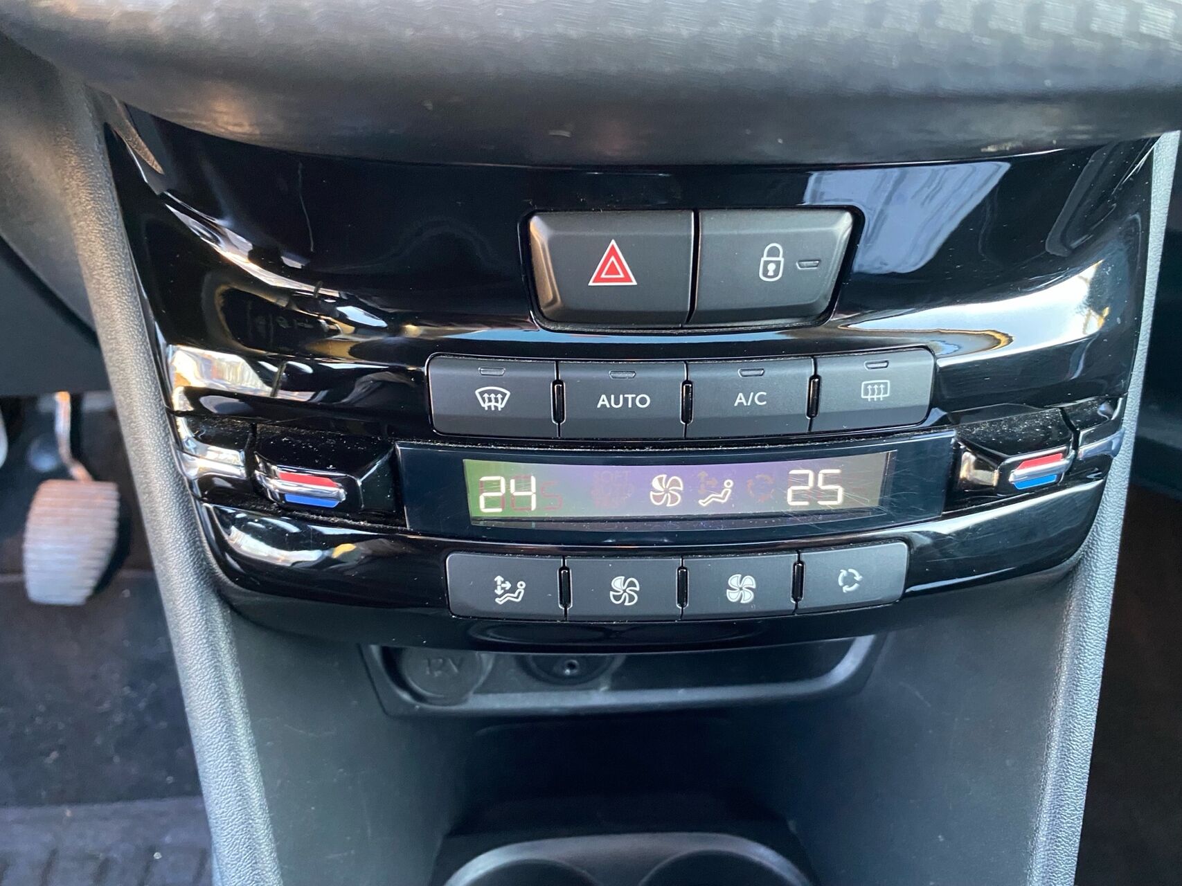 Billede af Peugeot 208 1,6 BlueHDi Desire Sky 100HK 5d