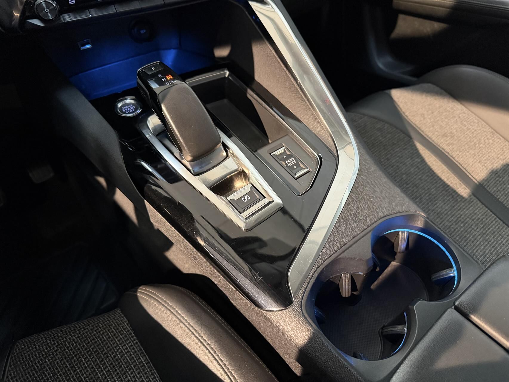 Billede af Peugeot 3008 1,6 PureTech  Plugin-hybrid Allure LTD EAT8 225HK 5d 8g Aut.