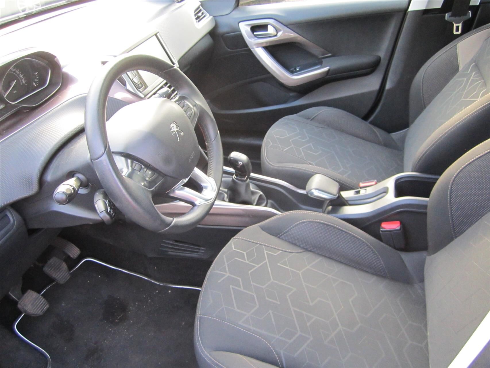 Billede af Peugeot 2008 1,2 VTi Allure Sky 82HK