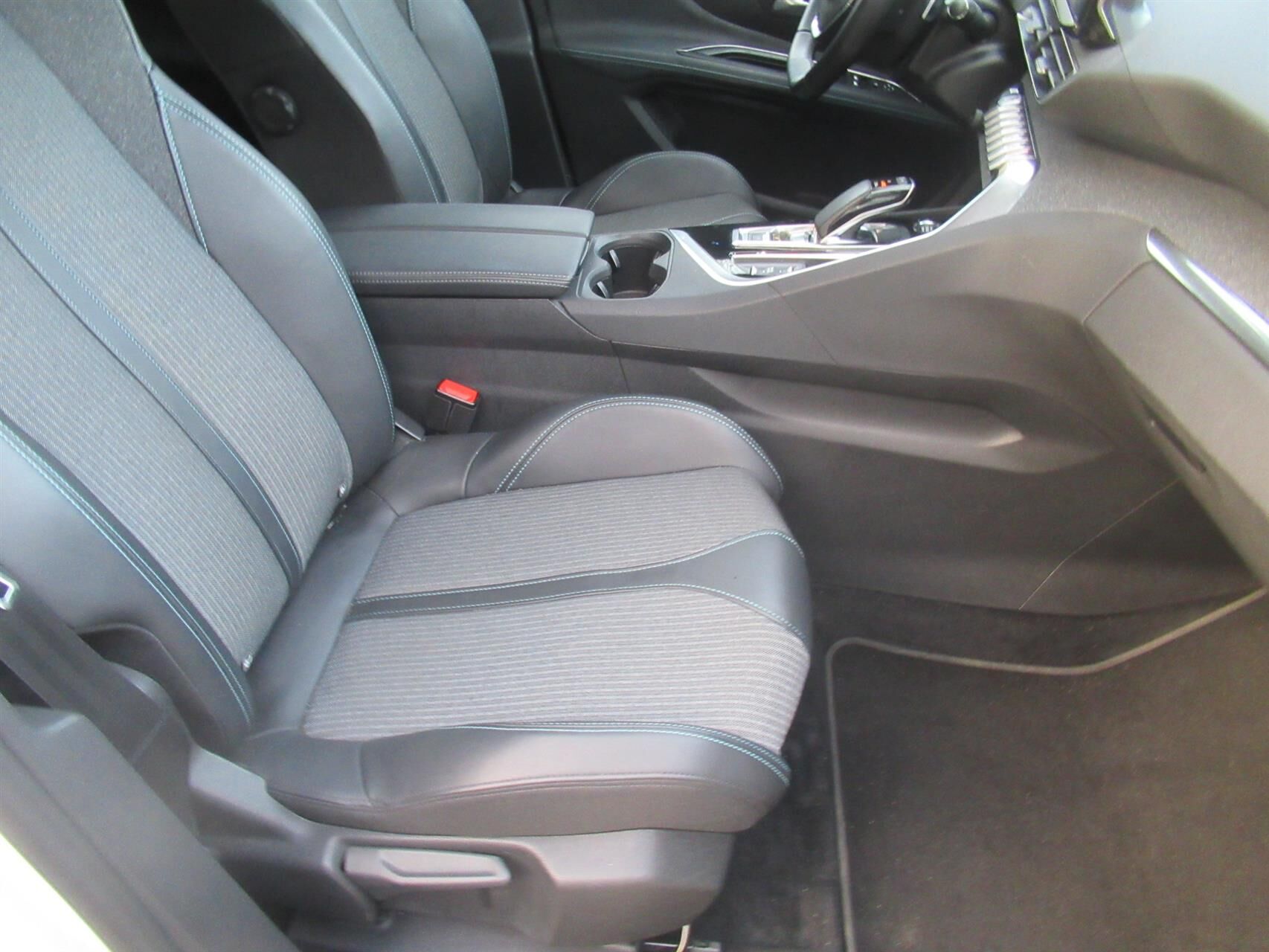 Billede af Peugeot 3008 1,6 PureTech  Plugin-hybrid First Selection EAT8 225HK 5d 8g Aut.