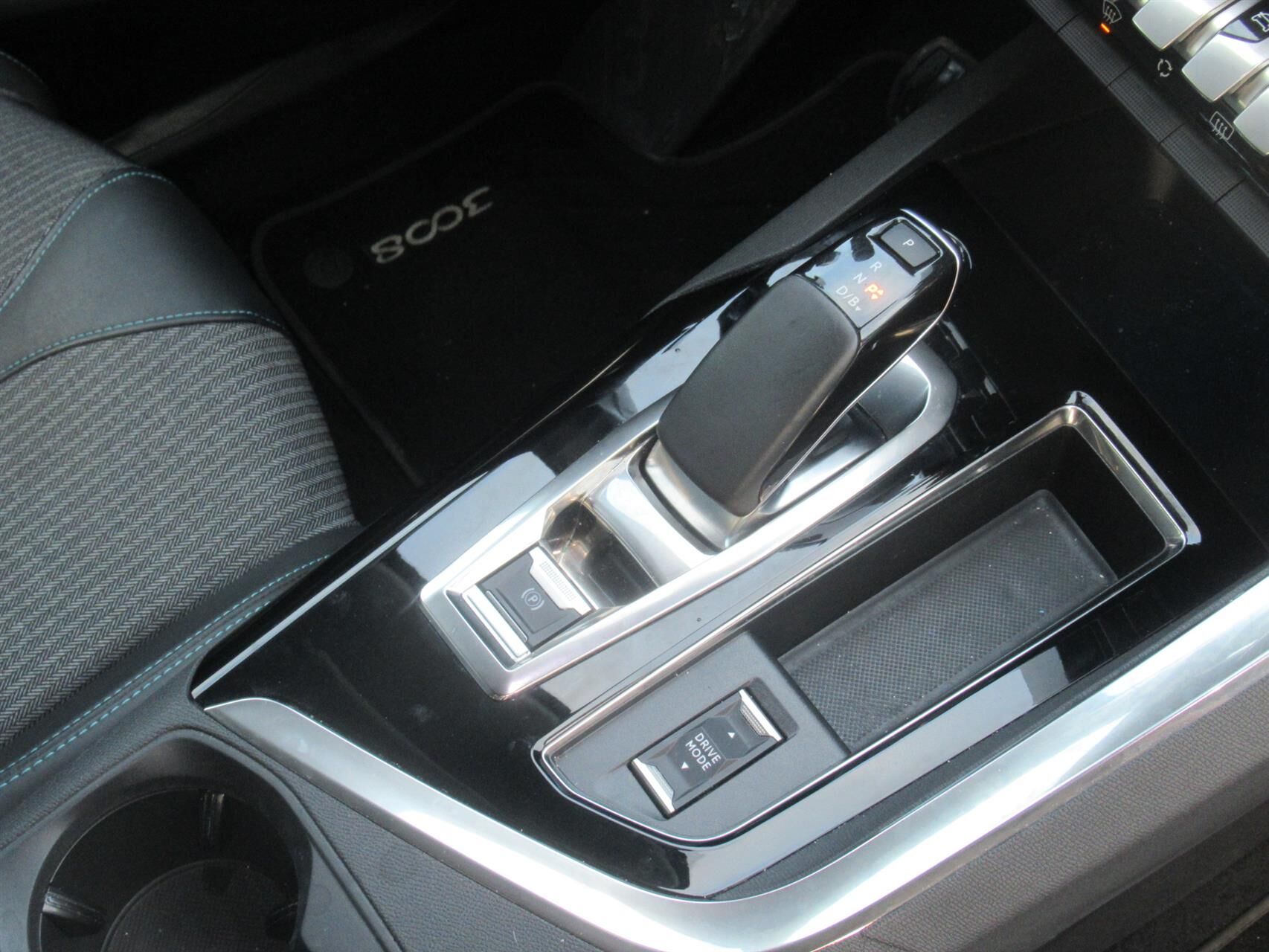 Billede af Peugeot 3008 1,6 PureTech  Plugin-hybrid First Selection EAT8 225HK 5d 8g Aut.