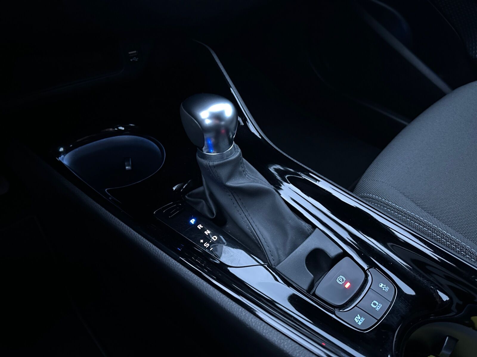 Billede af Toyota C-HR 2,0 Hybrid C-LUB Premium Multidrive S 184HK 5d Aut.