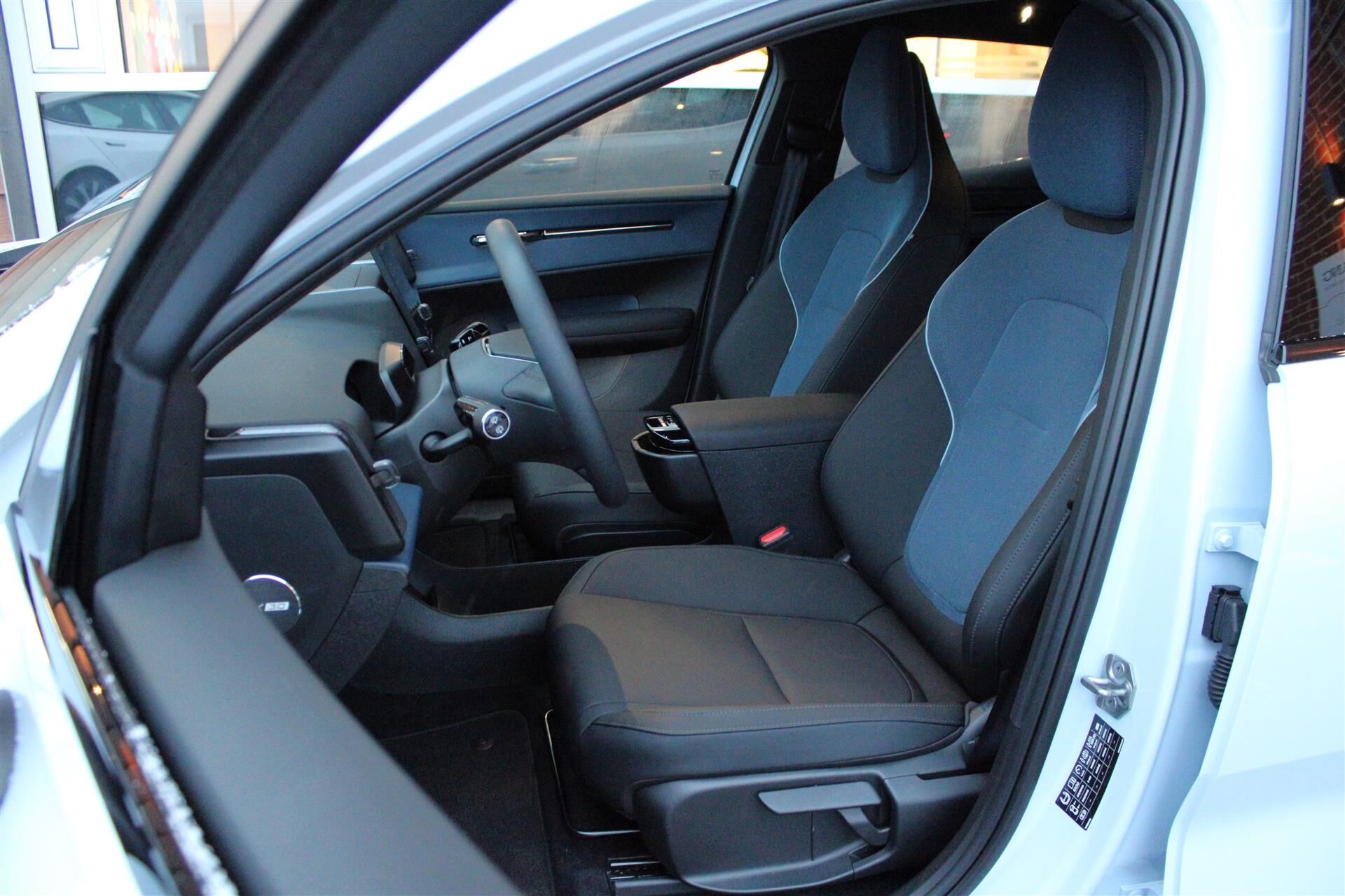 Billede af Volvo EX30 Single Motor Extended Range Core 272HK 5d Aut.