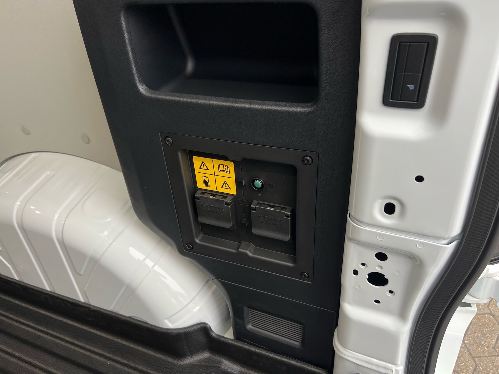 Billede af Ford E-Transit Custom 320 L1H1 EL Limited 218HK Van Aut.