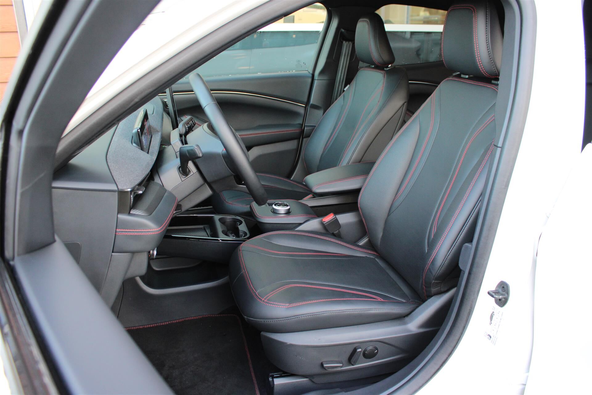 Billede af Ford Mustang Mach-E EL SR Premium AWD 269HK 5d Aut.