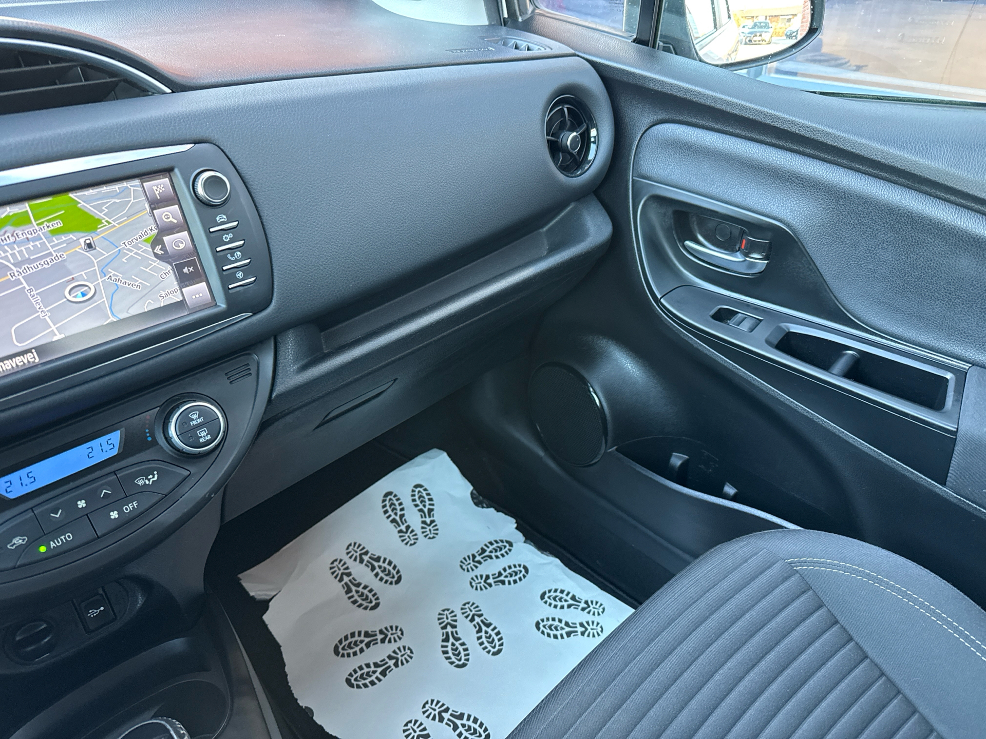 Billede af Toyota Yaris 1,5 Hybrid H2 Premium E-CVT 100HK 5d Trinl. Gear