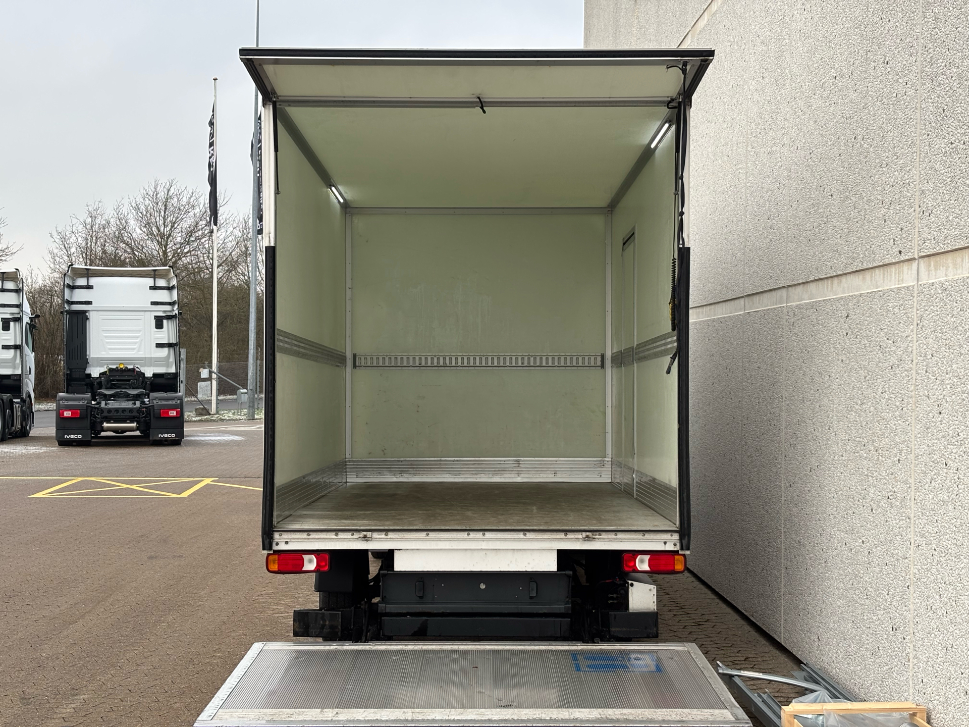 Billede af Iveco Daily 35S18 4100mm 3,0 D 180HK Ladv./Chas. 8g Aut.