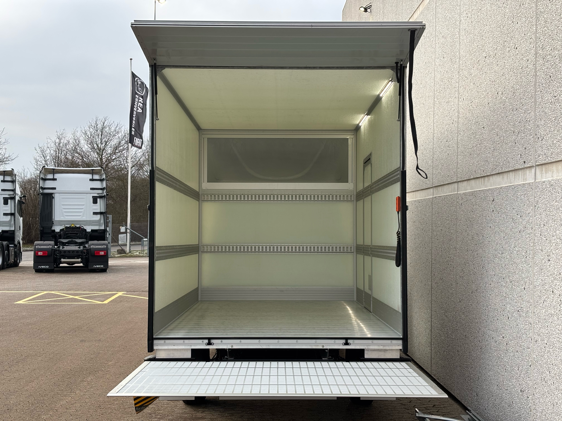 Billede af Iveco Daily 35S18 4100mm 3,0 D 180HK Ladv./Chas. 8g Aut.