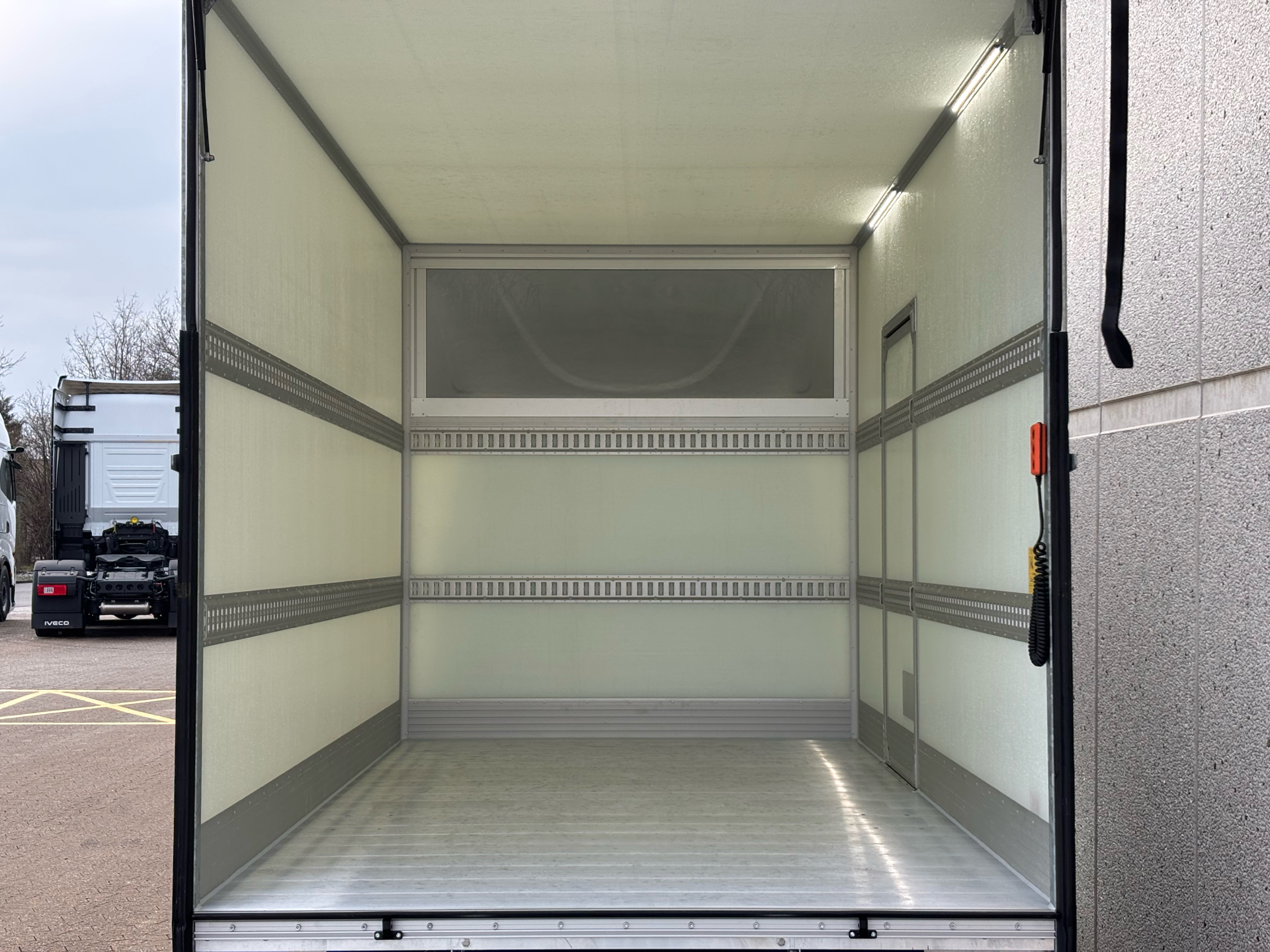 Billede af Iveco Daily 35S18 4100mm 3,0 D 180HK Ladv./Chas. 8g Aut.