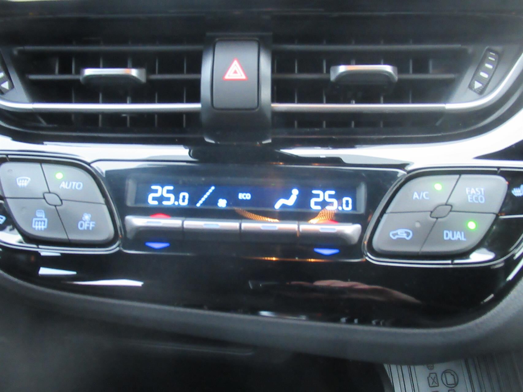 Billede af Toyota C-HR 1,8 Hybrid C-LUB Premium Multidrive S 122HK 5d Aut.