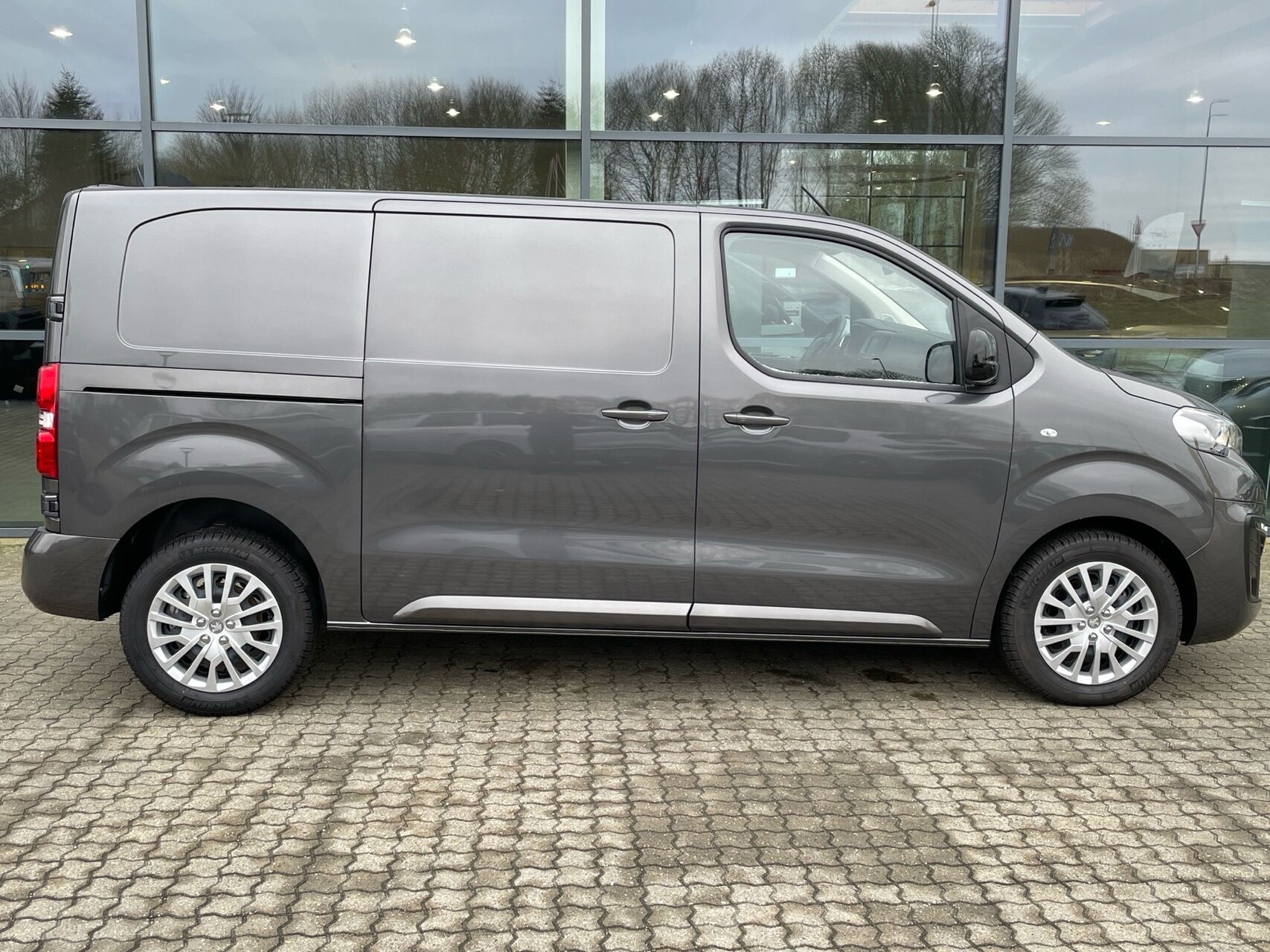 Billede af Peugeot Expert L2 2,0 BlueHDi Premium EAT8 177HK Van 8g Aut.