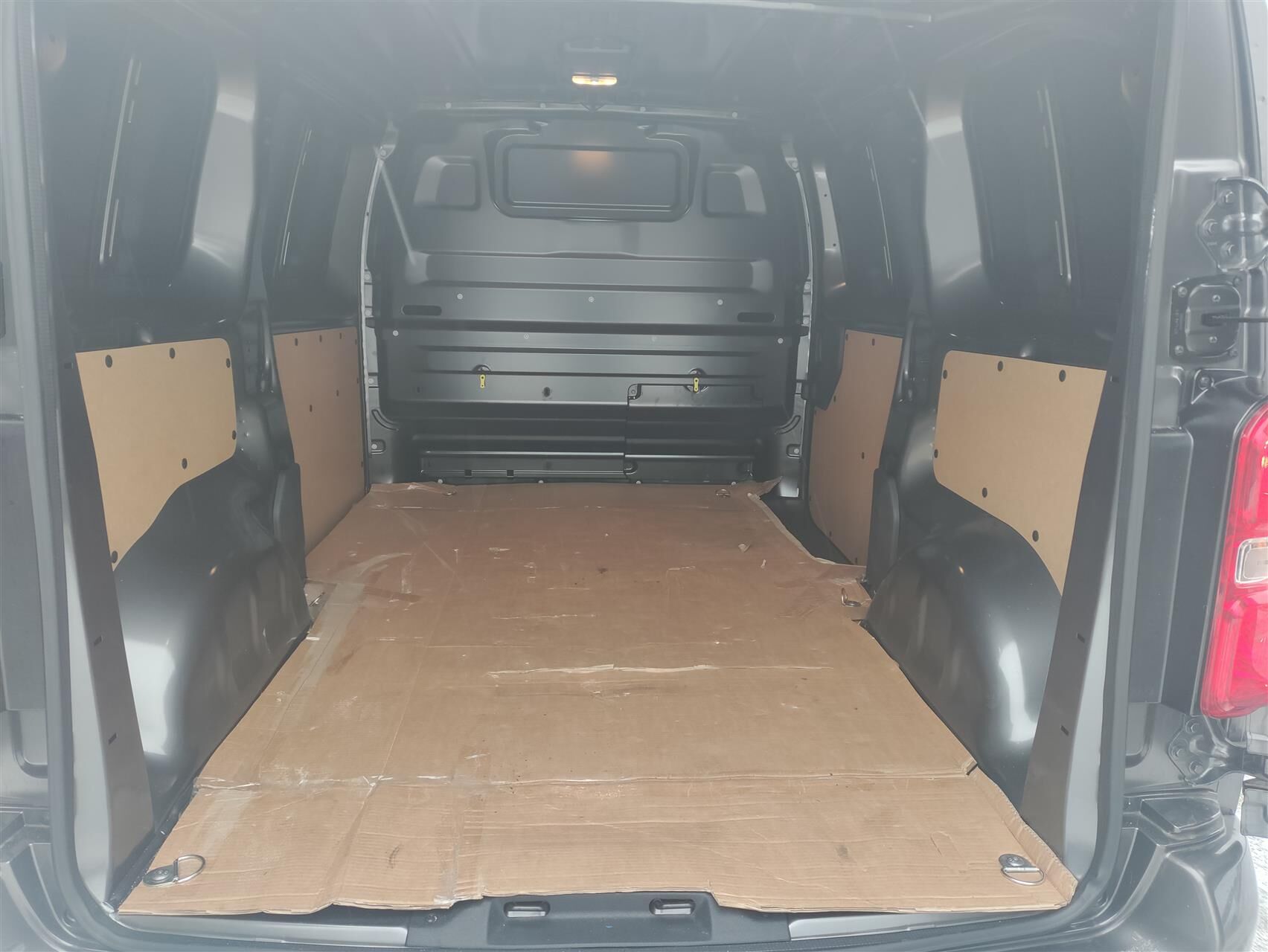 Billede af Peugeot Expert L2 2,0 BlueHDi Premium EAT8 144HK Van 8g Aut.