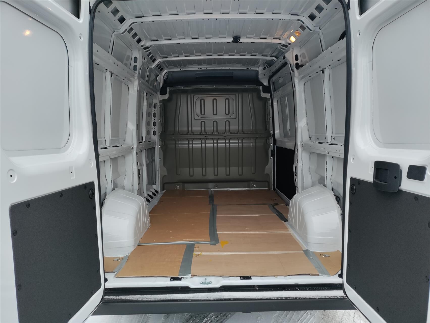 Billede af Peugeot Boxer 435 L2H2 2,2 BlueHDi Premium EAT8 180HK Van 8g Aut.