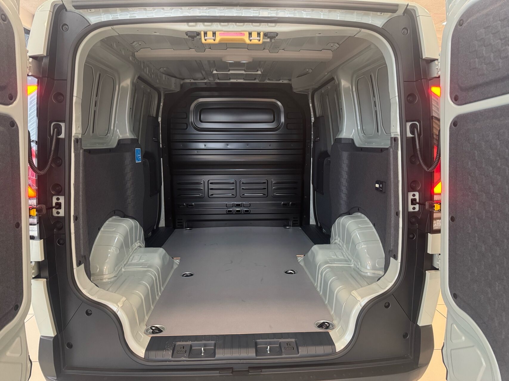 Billede af Kia PV5 Cargo L2H1 EL Long Range Work Pro 163HK Van Aut.