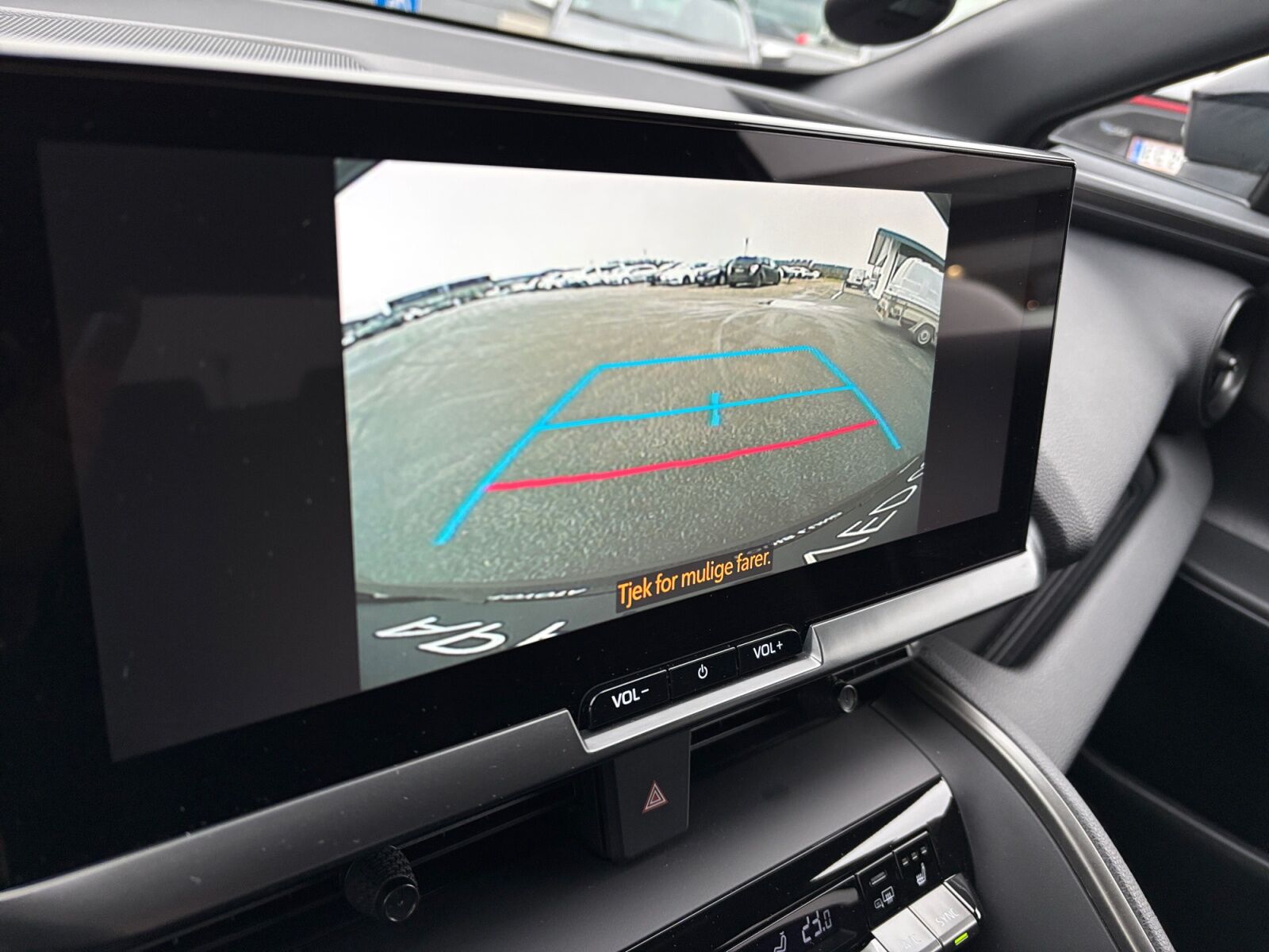 Billede af Toyota C-HR 2,0 Plugin-hybrid Style Smart Bi-tone E-CVT 223HK 5d Trinl. Gear