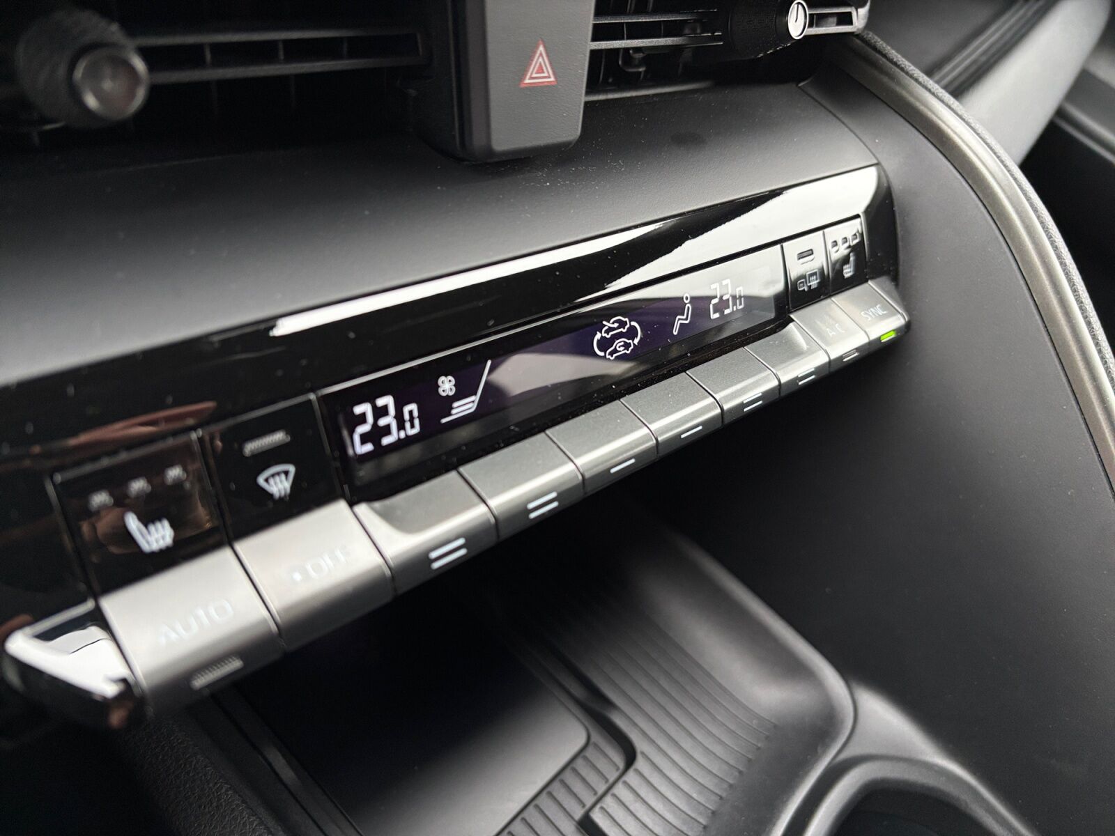 Billede af Toyota C-HR 2,0 Plugin-hybrid Style Smart Bi-tone E-CVT 223HK 5d Trinl. Gear