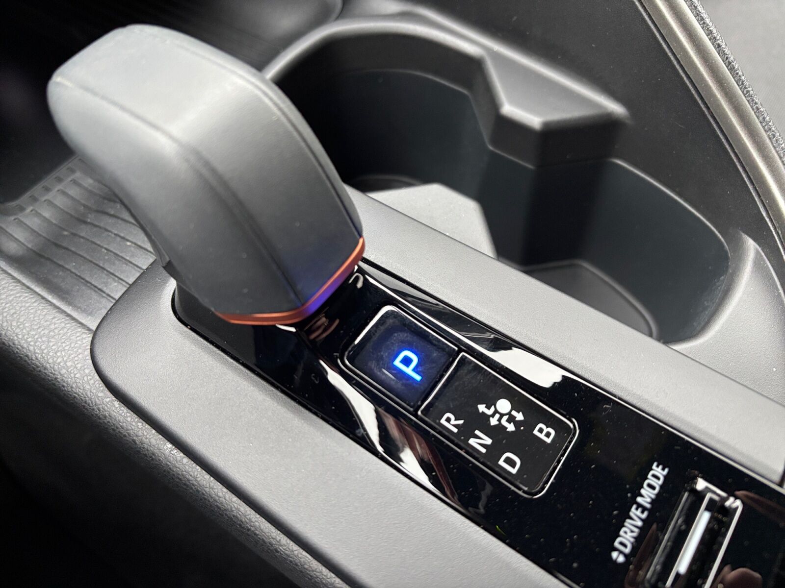 Billede af Toyota C-HR 2,0 Plugin-hybrid Style Smart Bi-tone E-CVT 223HK 5d Trinl. Gear