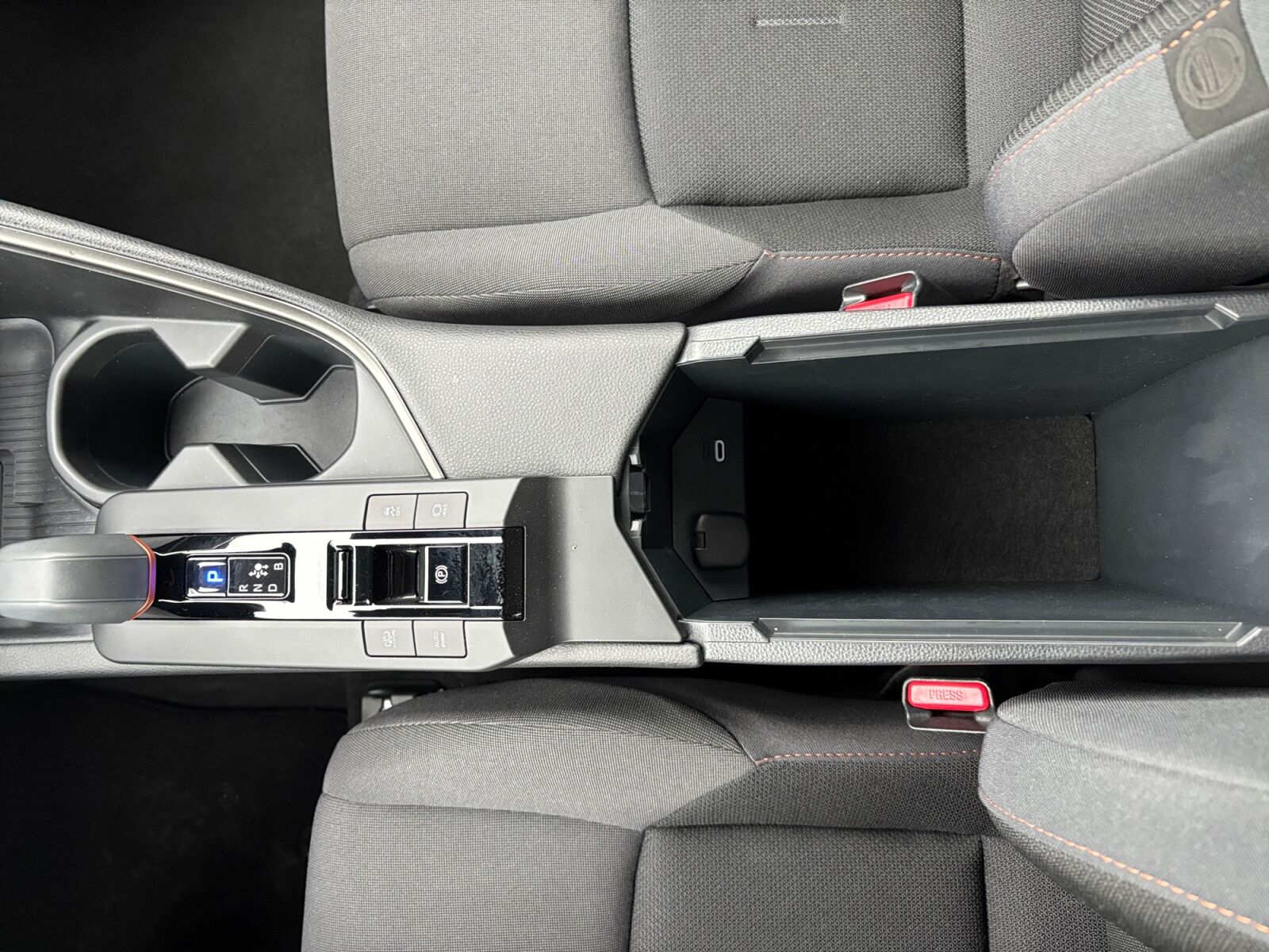 Billede af Toyota C-HR 2,0 Plugin-hybrid Style Smart Bi-tone E-CVT 223HK 5d Trinl. Gear