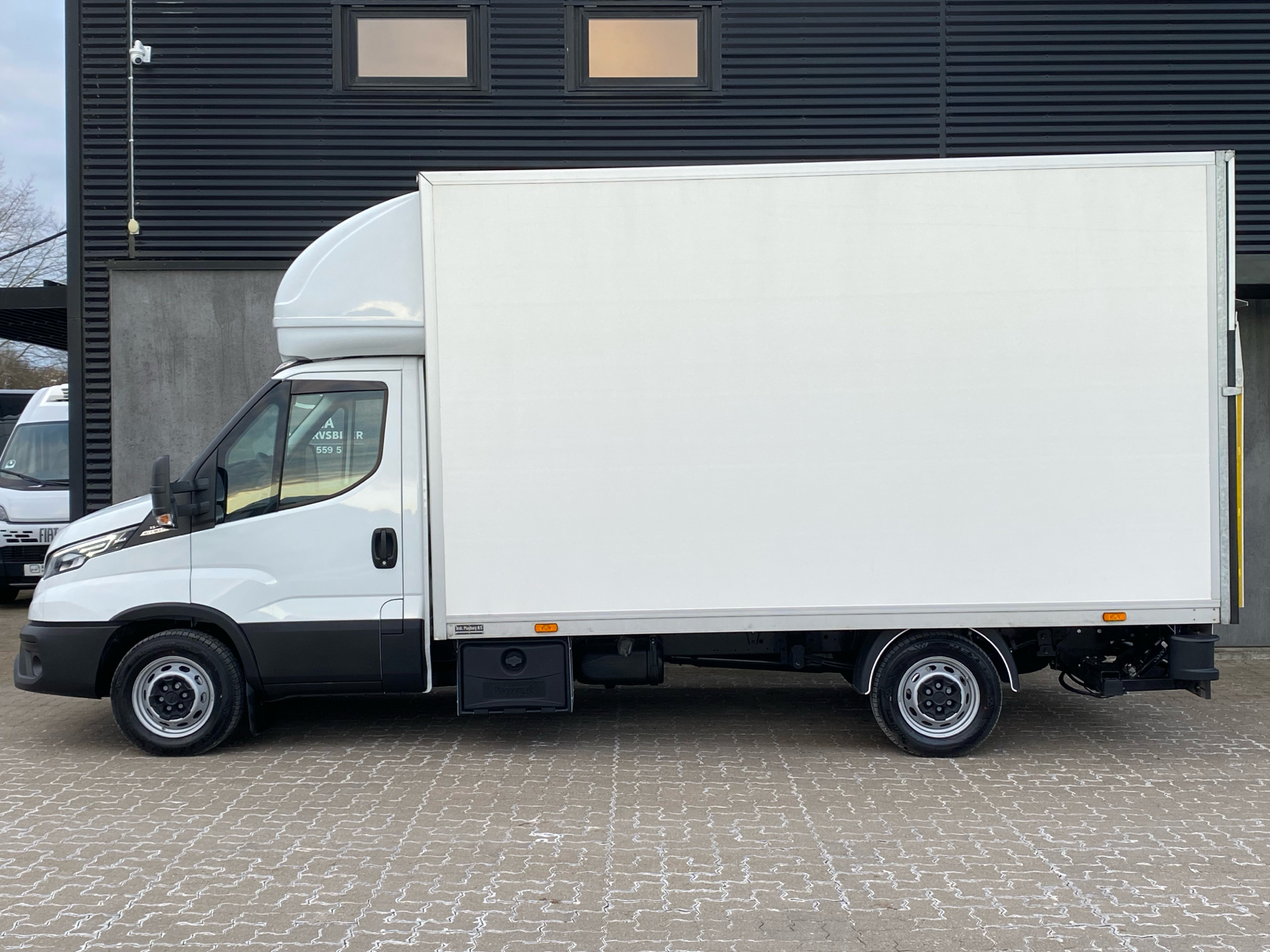 Billede af Iveco Daily 35S18 4100mm 3,0 D 180HK Ladv./Chas. 8g Aut.