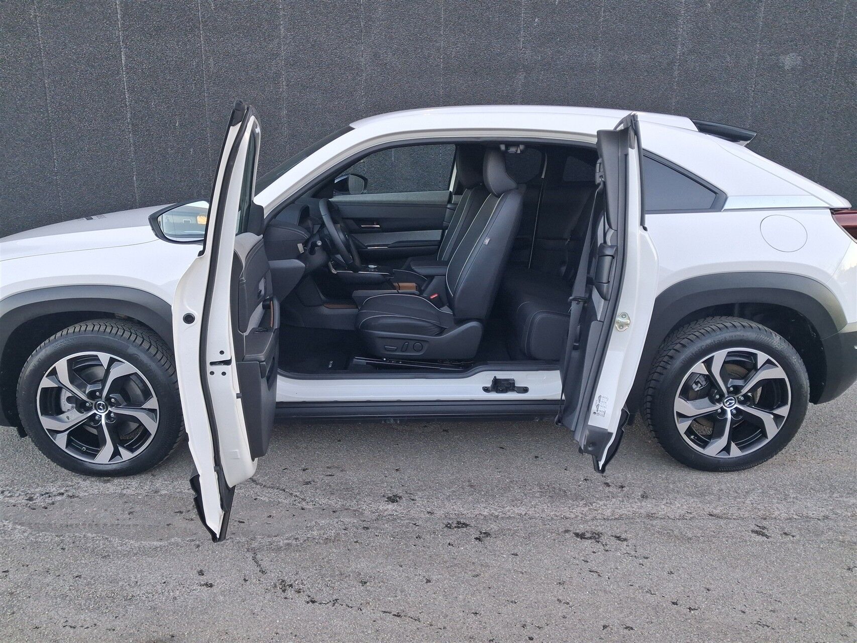 Billede af Mazda MX-30 0,8 e-Skyactiv R-EV  Plugin-hybrid Exclusive-Line 170HK 5d Trinl. Gear