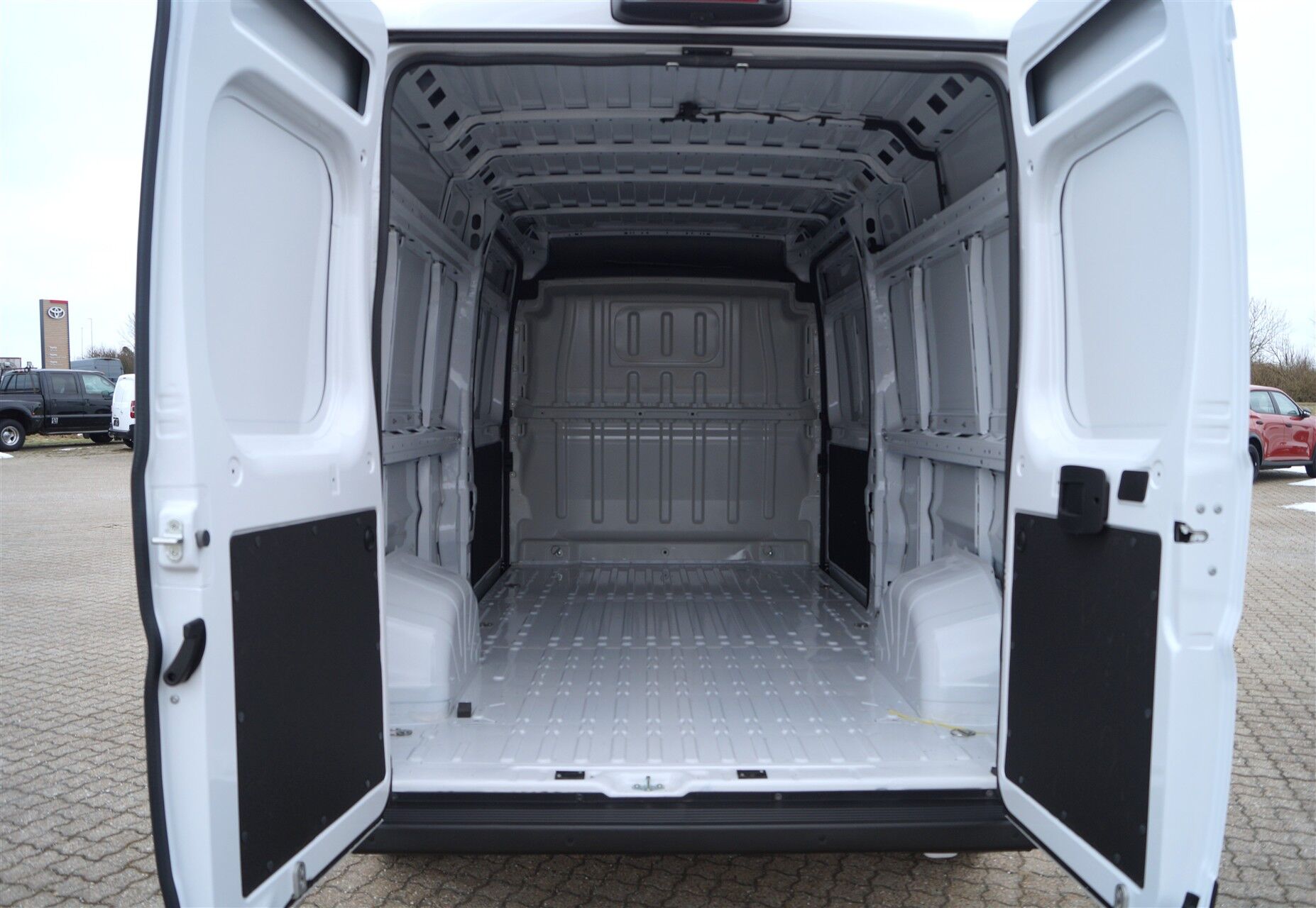 Billede af Opel Movano 33 L3H2 2,2 BlueHDi Enjoy+ 140HK Van 6g