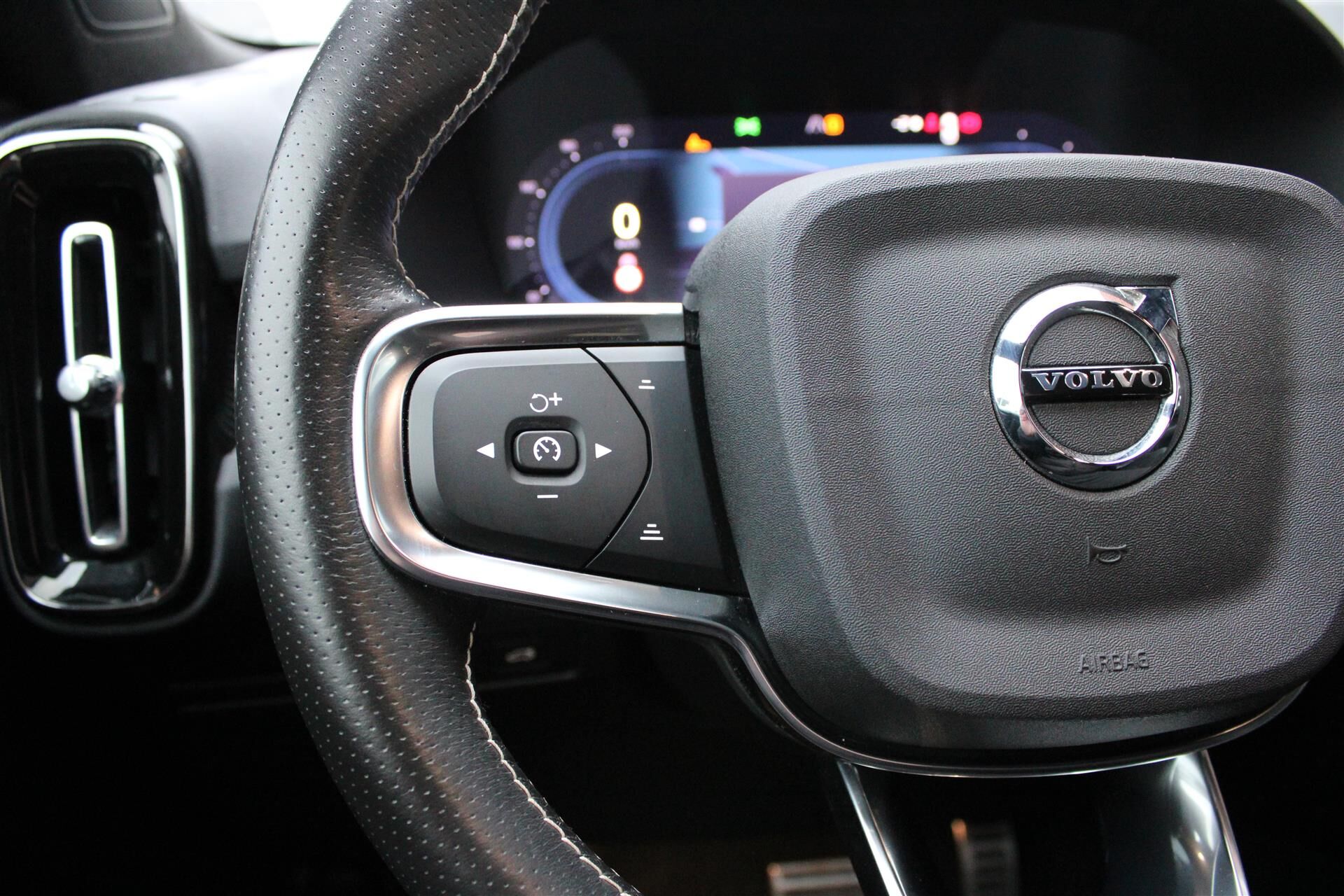 Billede af Volvo XC40 P8 Recharge Twin R-design AWD 408HK 5d Aut.