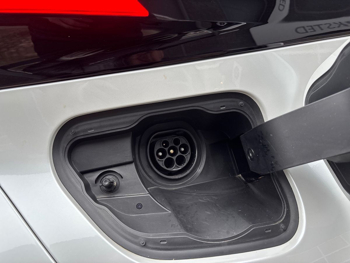 Billede af Toyota C-HR 2,0 Plugin-hybrid Style Smart Bi-tone E-CVT 223HK 5d Trinl. Gear