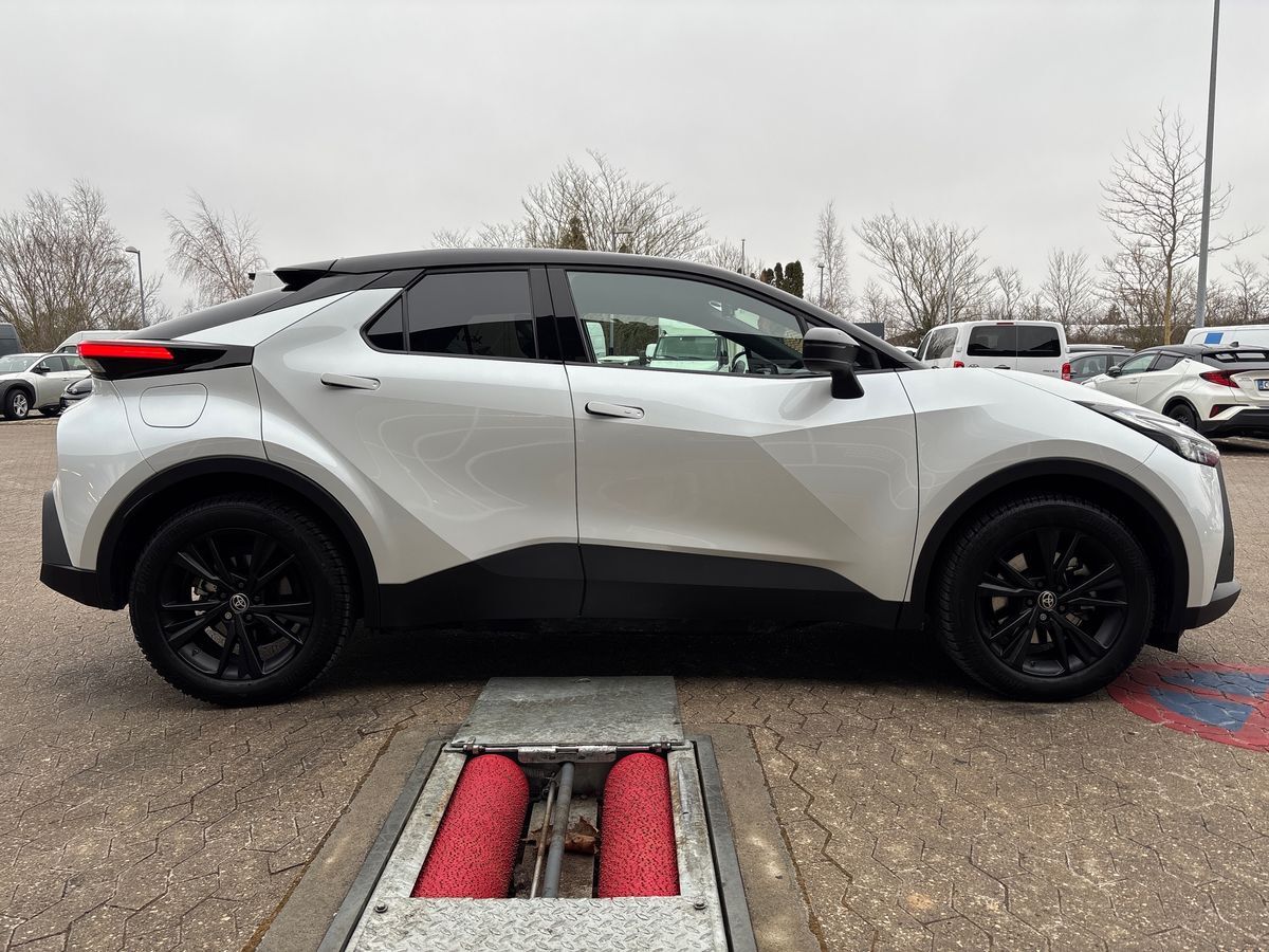 Billede af Toyota C-HR 2,0 Plugin-hybrid Style Smart Bi-tone E-CVT 223HK 5d Trinl. Gear
