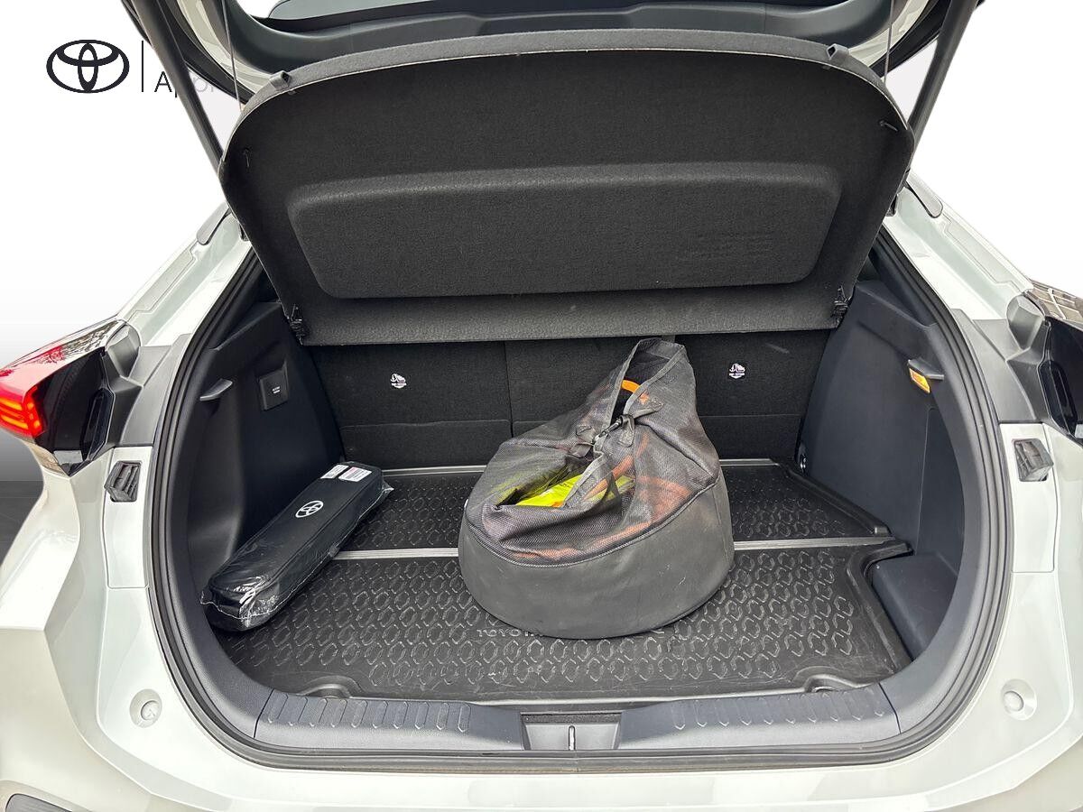 Billede af Toyota C-HR 2,0 Plugin-hybrid Style Smart Bi-tone E-CVT 223HK 5d Trinl. Gear