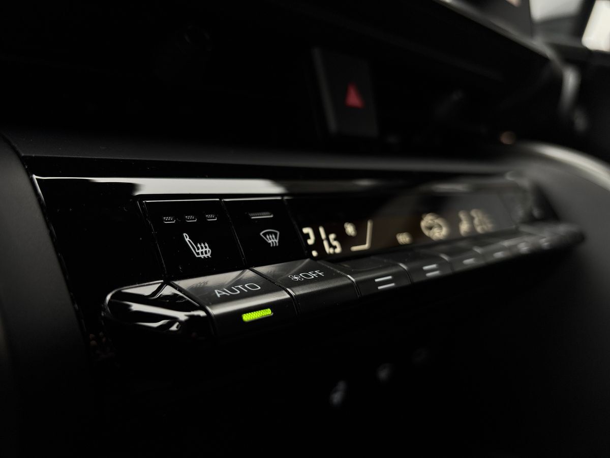 Billede af Toyota C-HR 2,0 Plugin-hybrid Style Smart Bi-tone E-CVT 223HK 5d Trinl. Gear